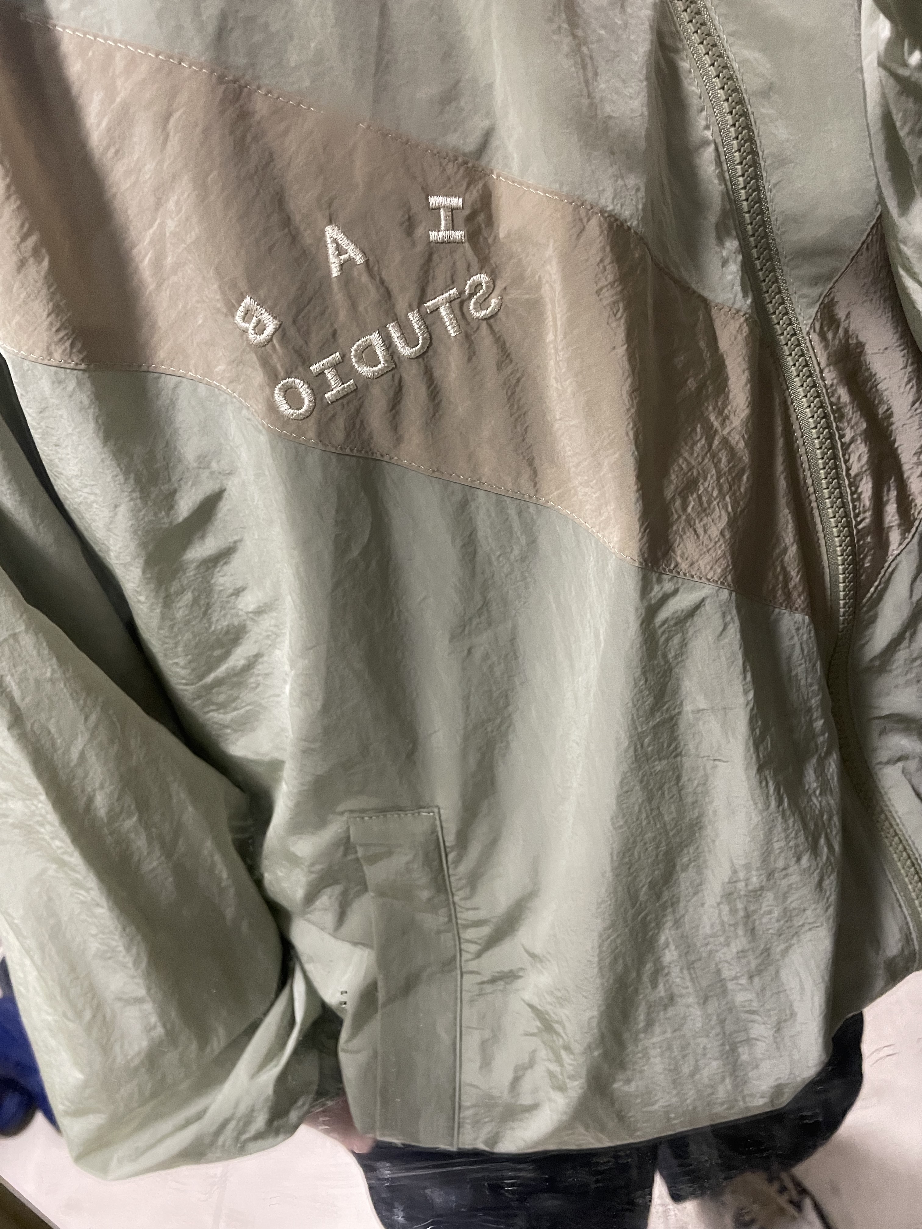 IAB Studio x D.P. Track Top Tea Green Mud 착용 스타일 - 1
