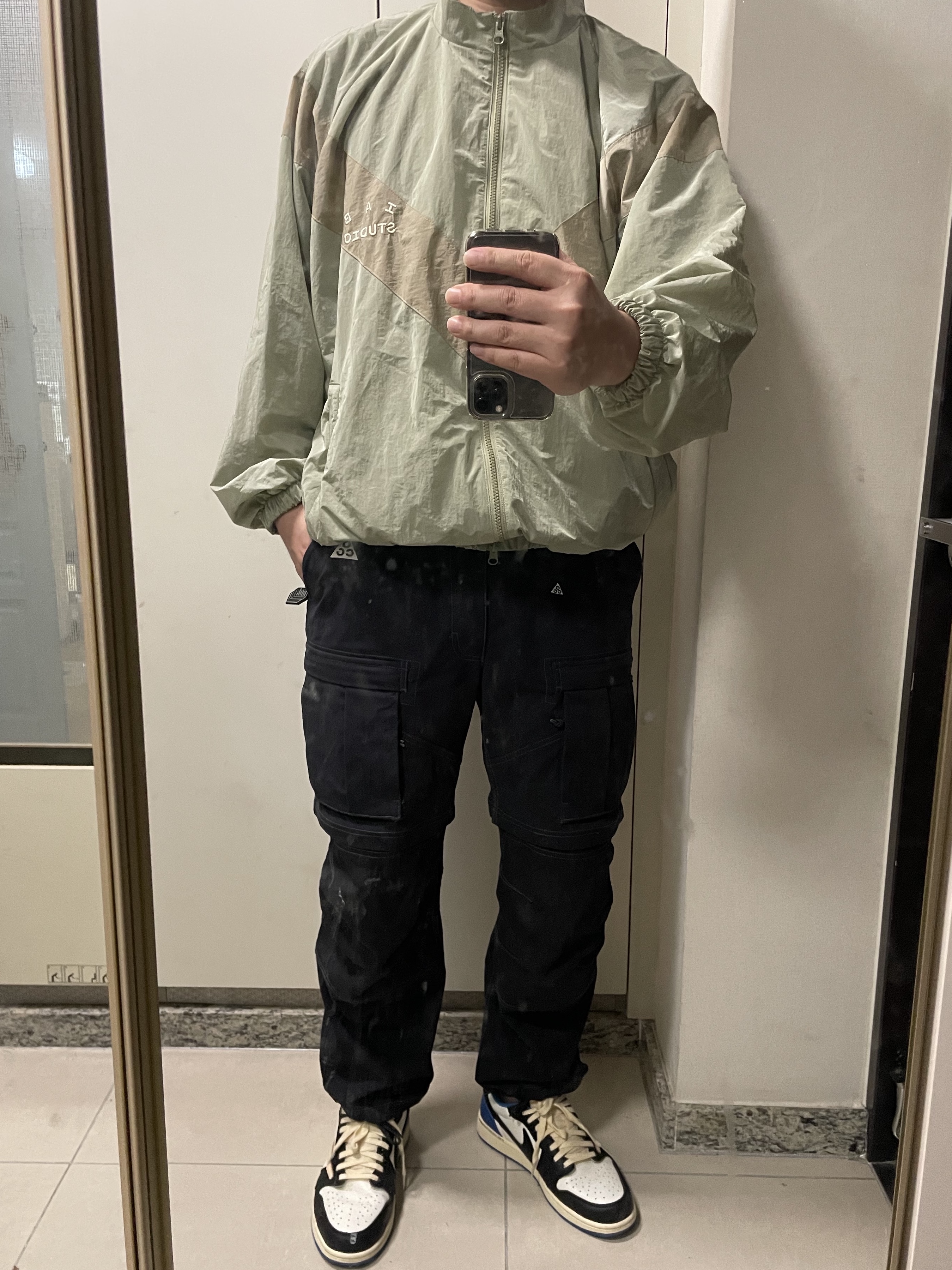 IAB Studio x D.P. Track Top Tea Green Mud 착용 스타일 - 2