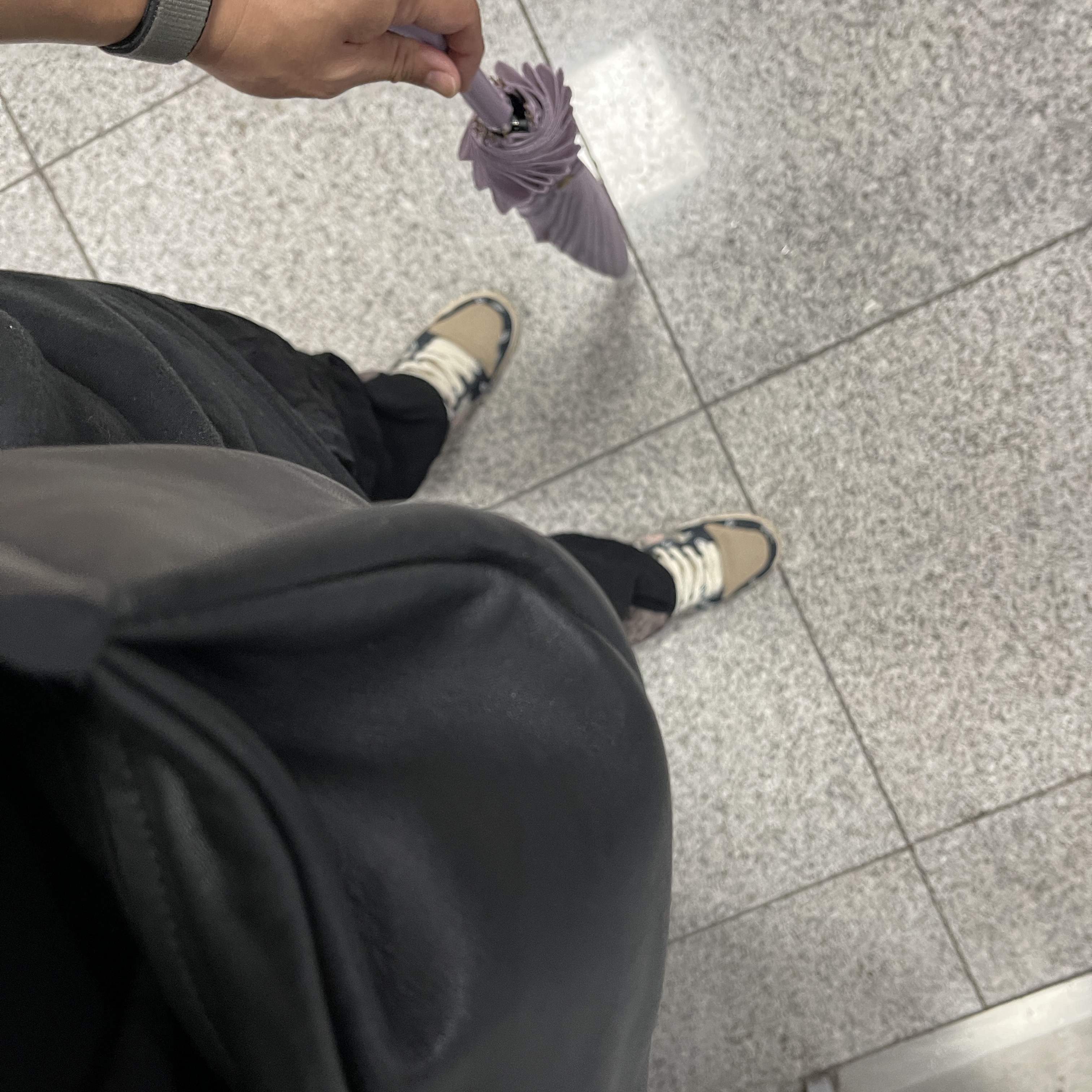 Nike x Travis Scott SB Dunk Low, COS Leather Crossbody Bag Black 착용 스타일