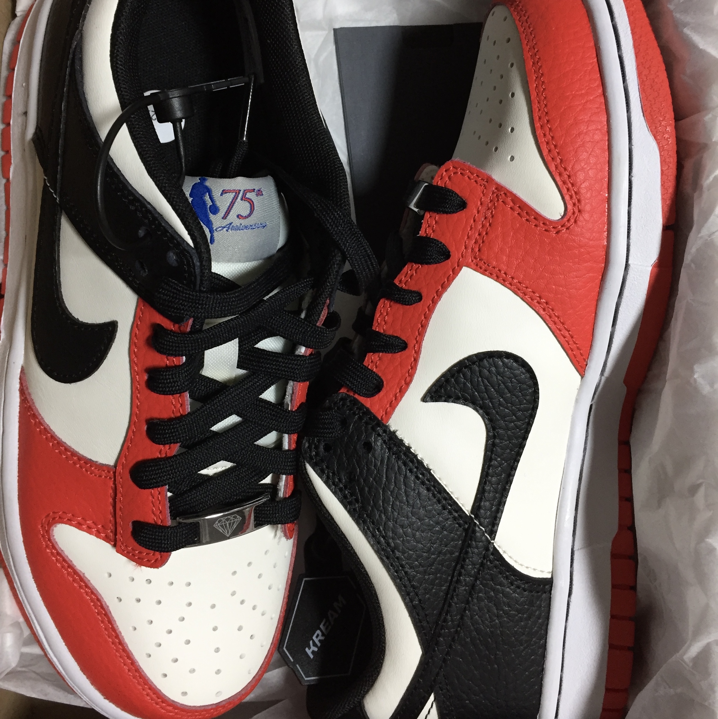 (GS) Nike x NBA Dunk Low Black and Chile Red 착용 스타일