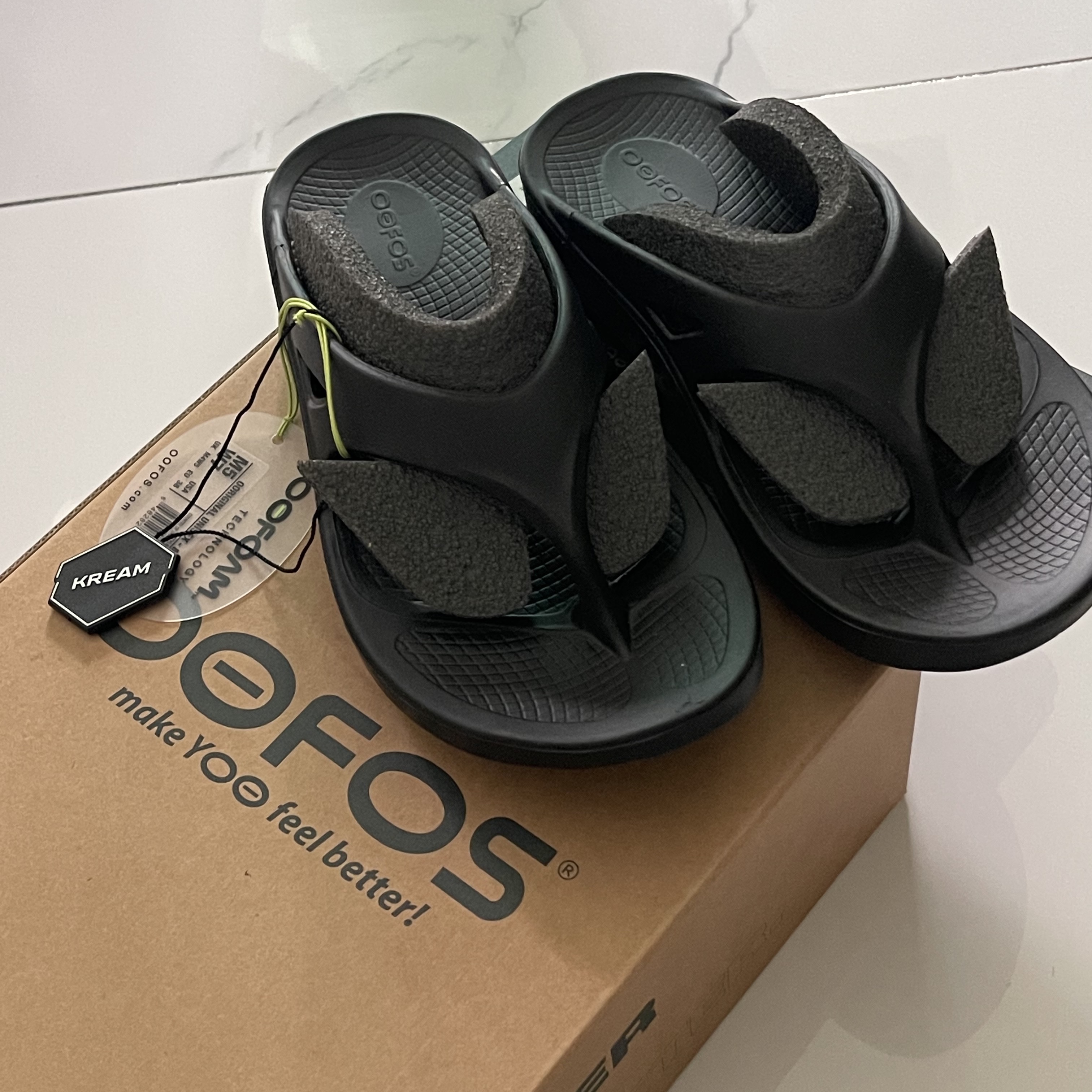 Oofos OOriginal Black 착용 스타일 - 1