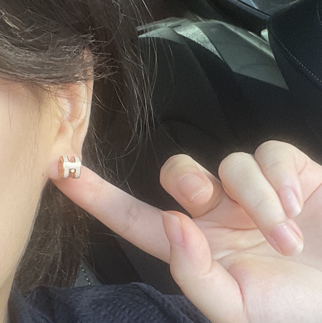(W) Hermes Mini Pop H Earrings Rose Gold & Marron Glace 착용 스타일 - 2