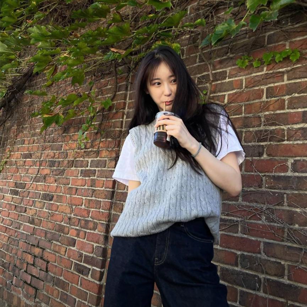 Maison Margiela Alpaca Knit Vest Bronze, (W) Miu Miu Cropped Cashmere Vest Camel Brown 착용 스타일 - 2