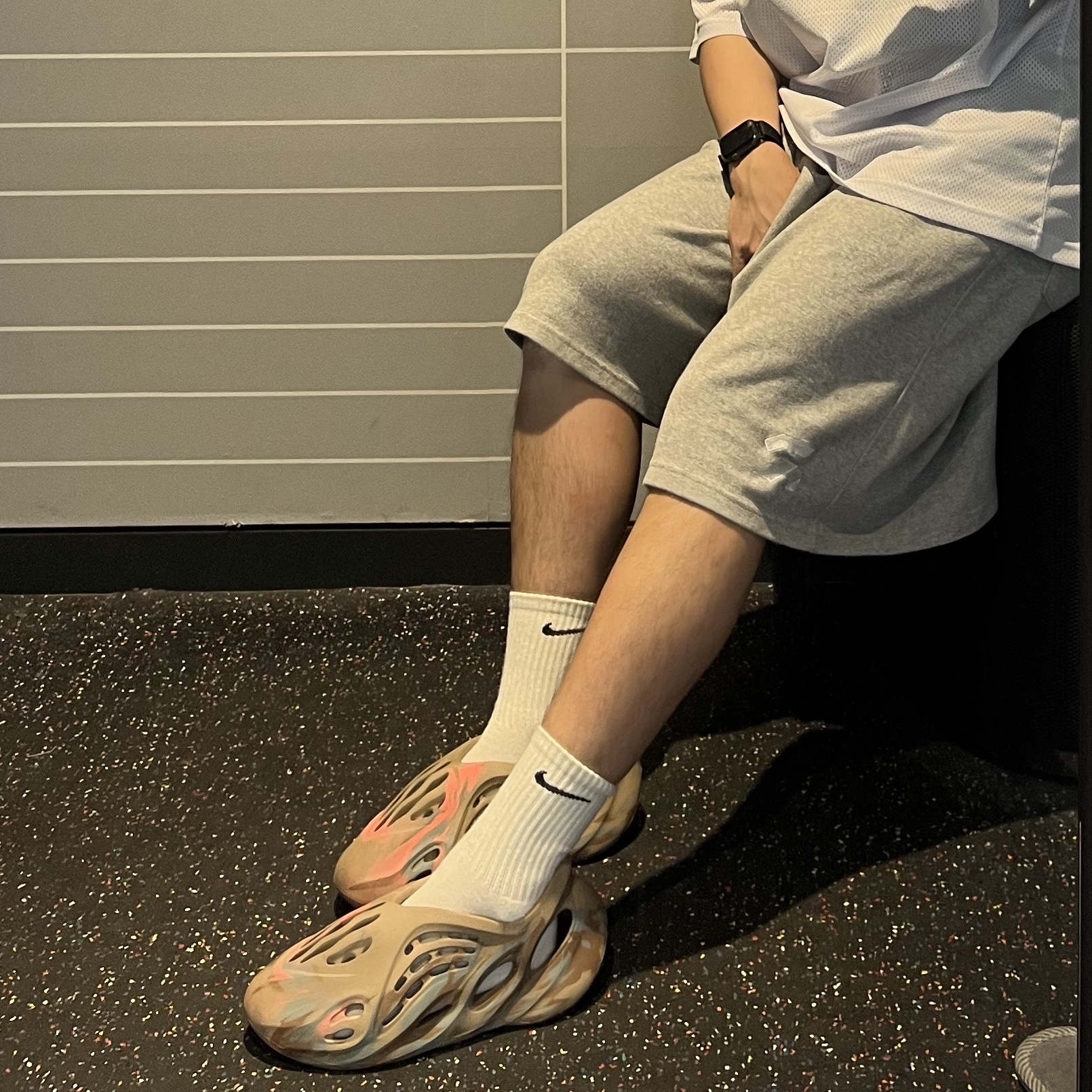 Adidas Yeezy Foam RNNR MX Sand Grey 착용 스타일