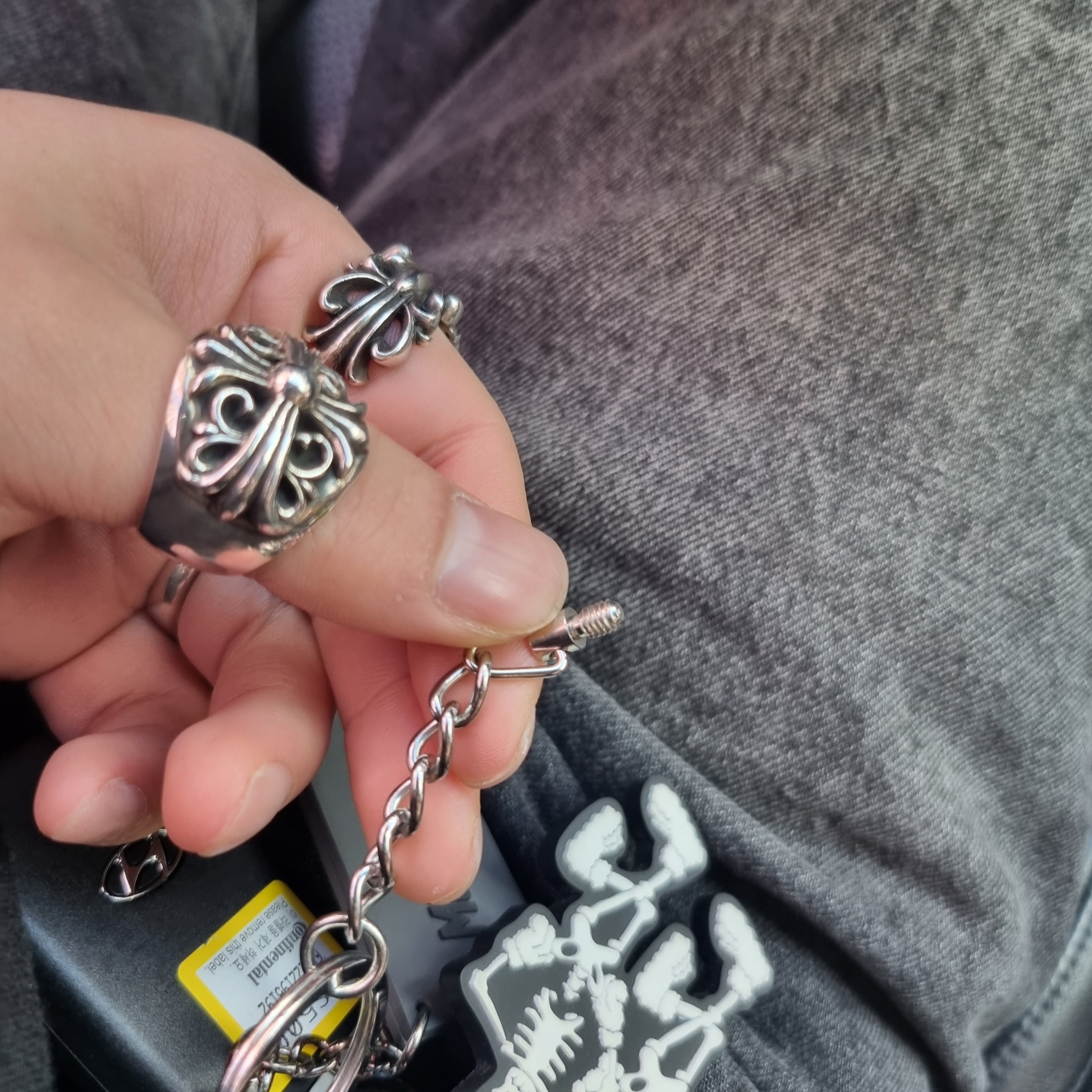 Stussy 8 Ball Keychain Black 착용 스타일