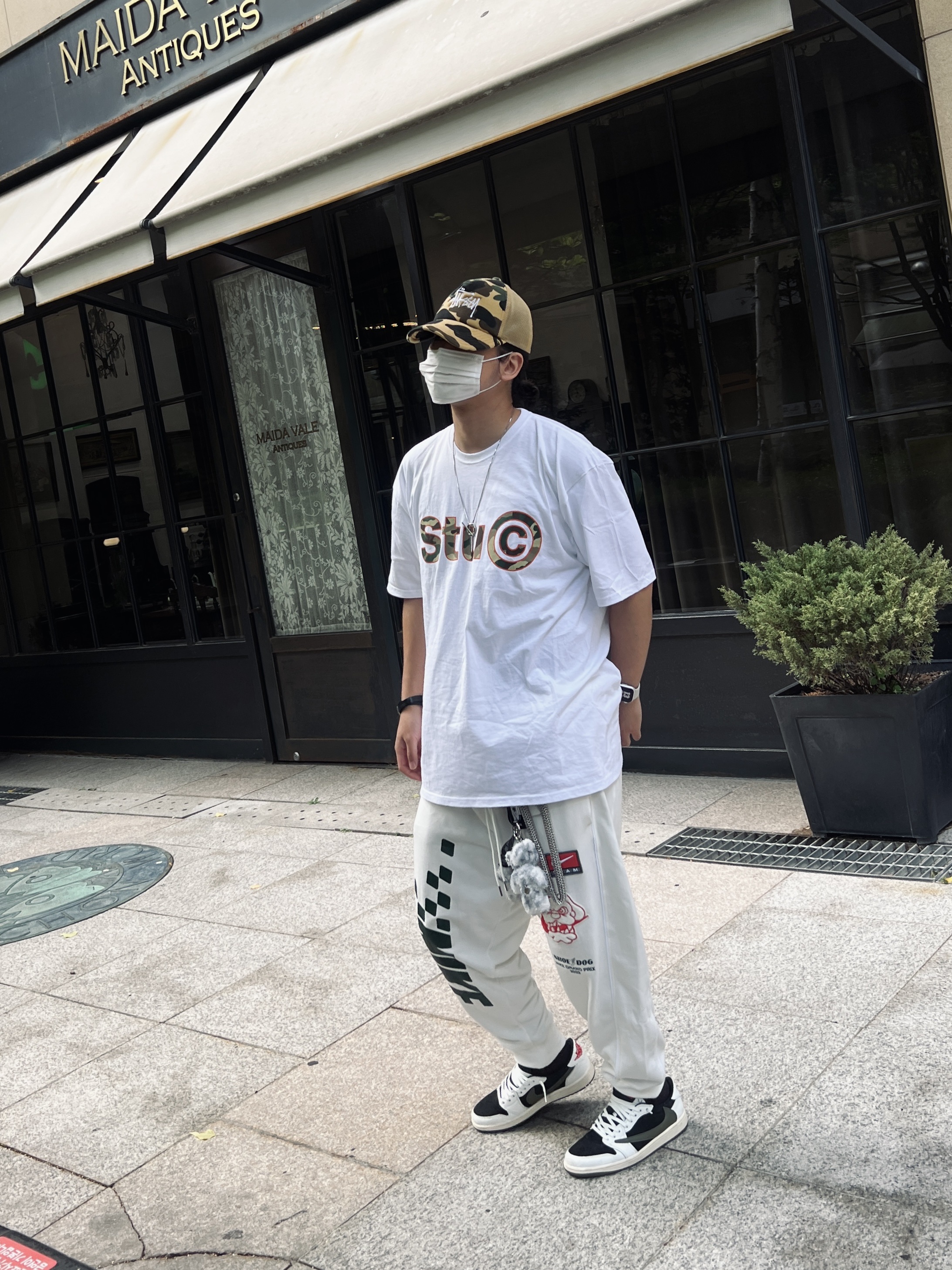 Stussy x BAPE Trucker Cap Yellow, Stussy Stu C. Camo T-Shirt White 착용 스타일 - 2