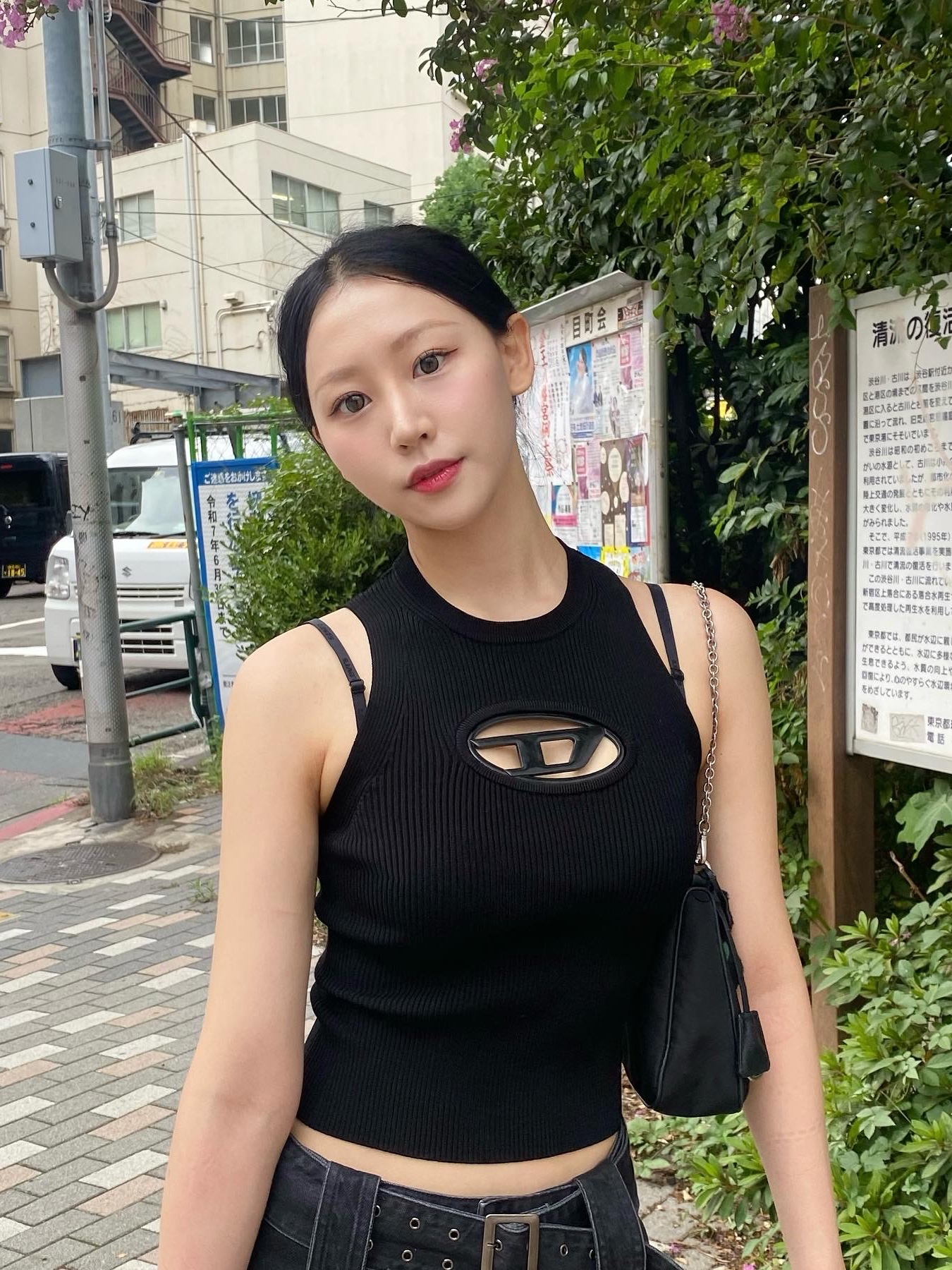 (W) Diesel M-Onerva-Top Cut-Out Knit Top with Logo Plaque Black Black, Prada Re-Edition 2005 Re-Nylon Shoulder Bag Black 착용 스타일 - 3
