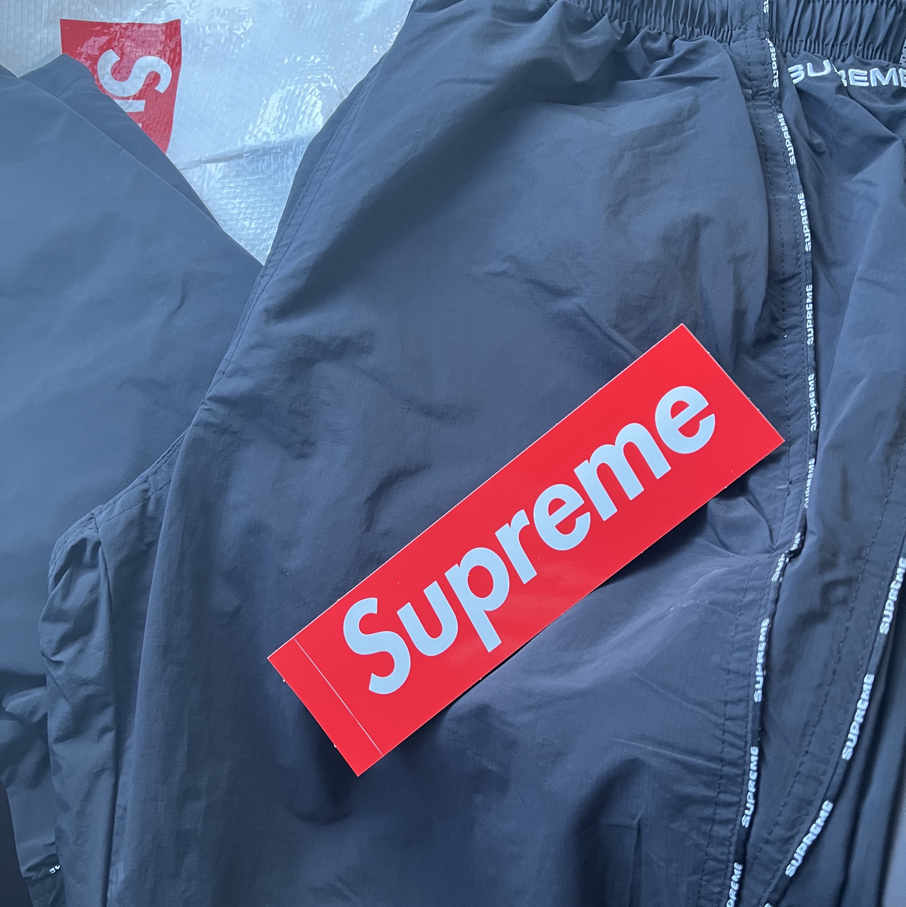 Supreme Logo Piping Track Pants Black - 23FW 착용 스타일