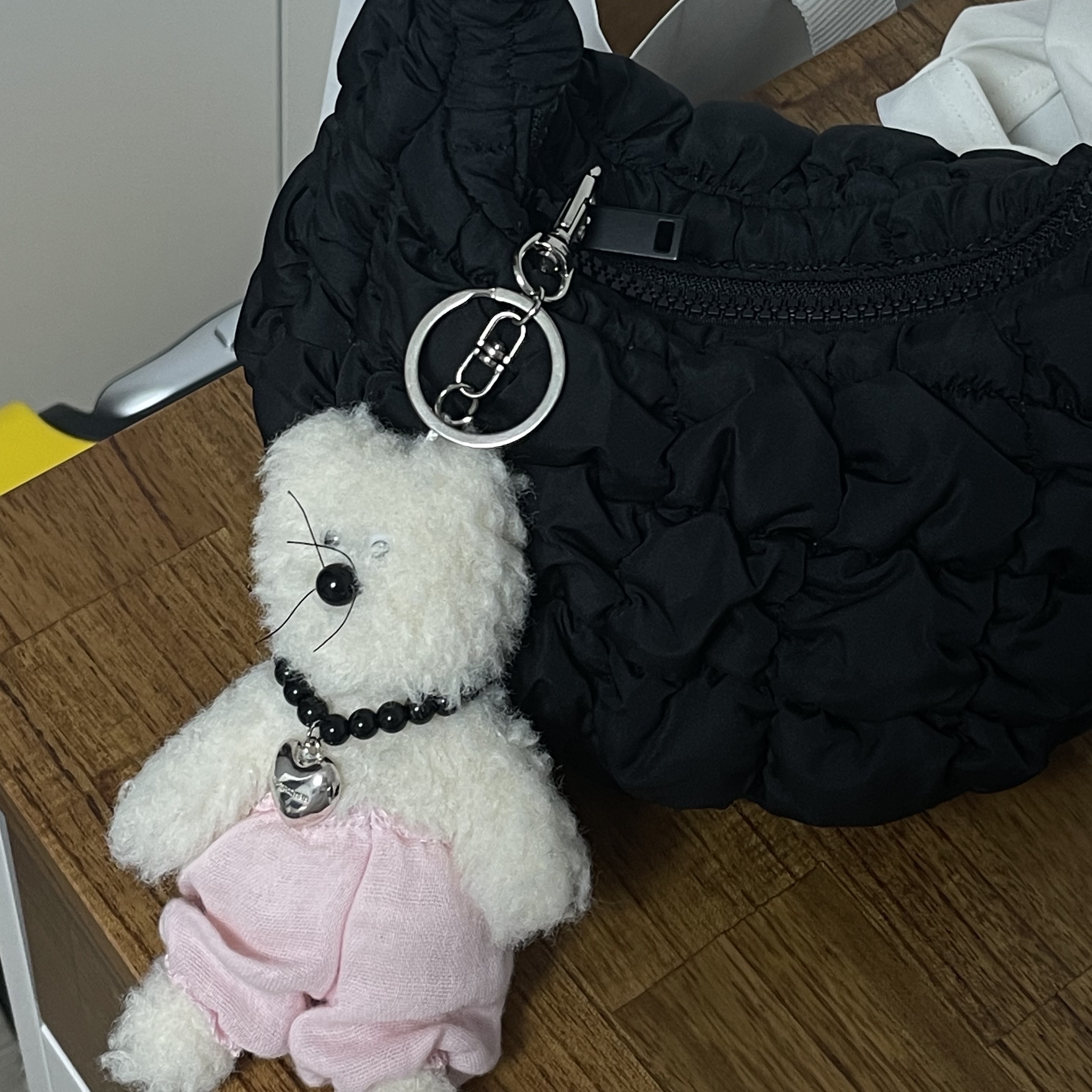 [KREAM 단독] Monamhee Creami Keyring Cream, COS Quilted Mini Bag Black 착용 스타일 - 3