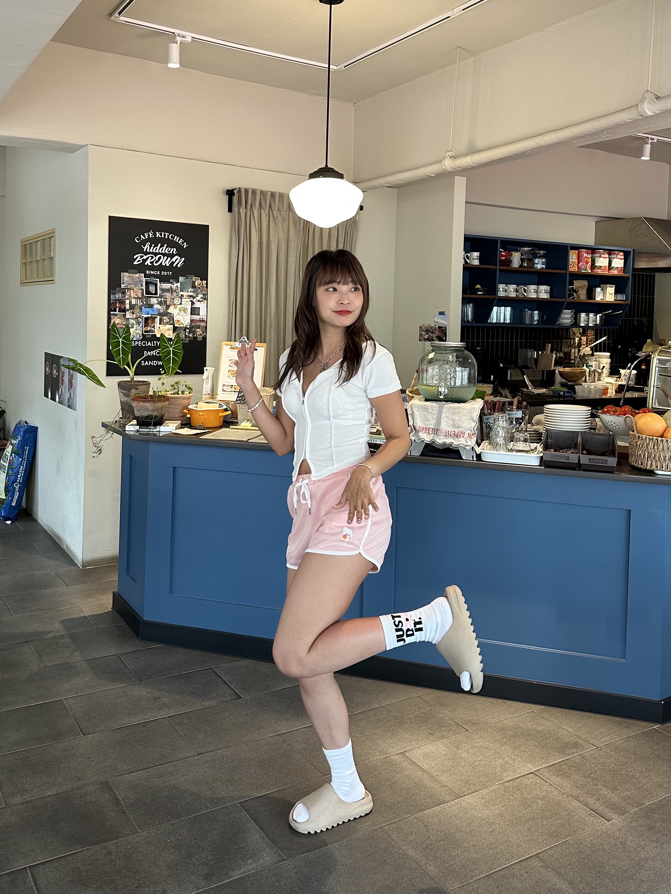 Adidas Yeezy Slide Pure - Re-Release Ver., (Kids) Nike Everyday Plus Socks Pink White (6 Pack/Korean Ver.) 착용 스타일 - 3