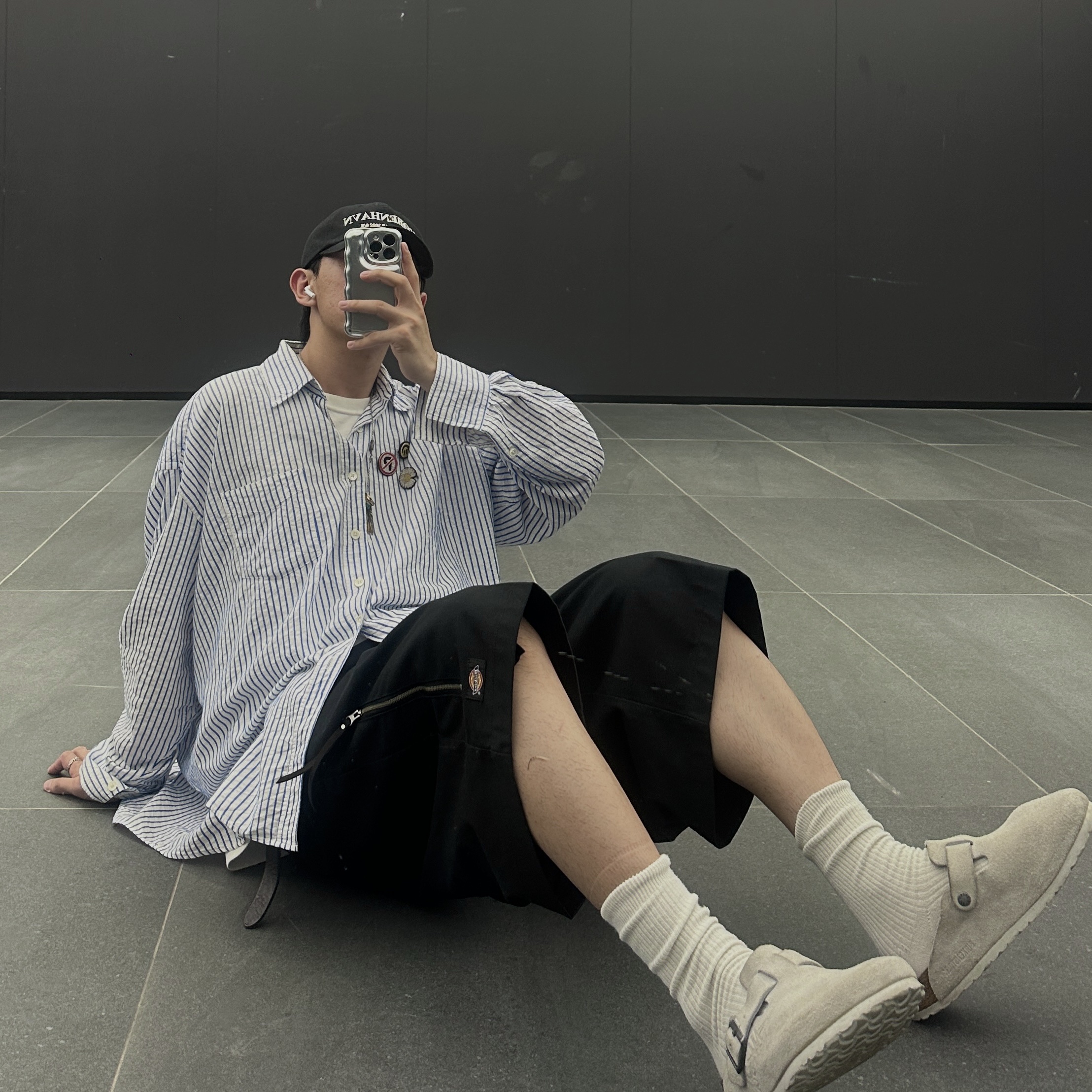 Birkenstock x Stussy Boston Clog Bone, Our Legacy Borrowed BD Shirt White Blue Crinkled Stripe 착용 스타일 - 3