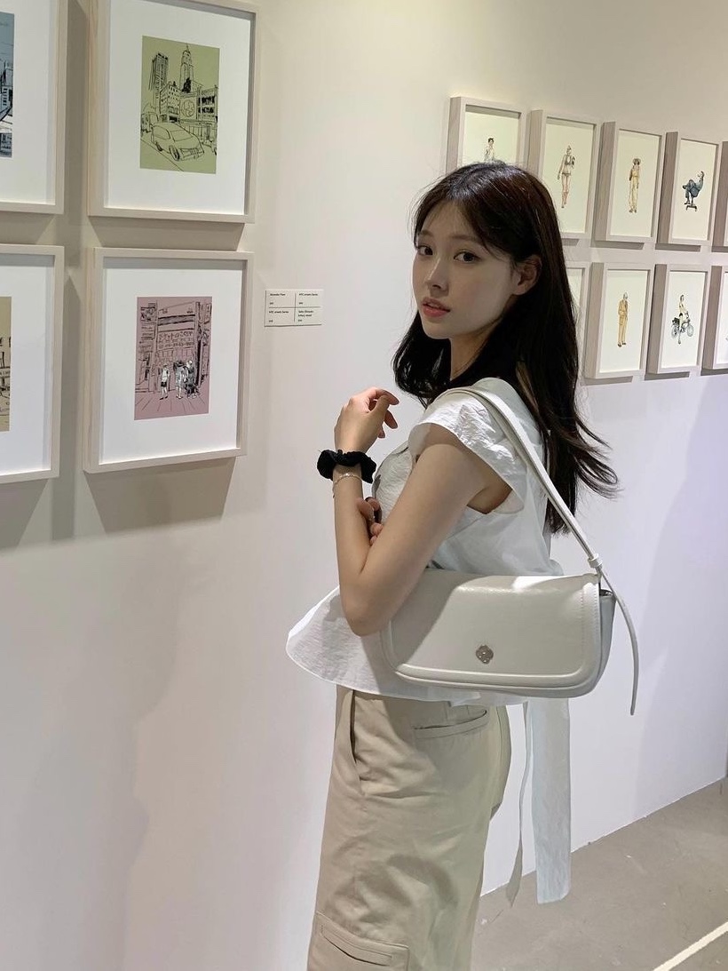 Heeari Women Peony Baguette Bag Black, Heeari Women Peony Baguette Bag Red 착용 스타일 - 2