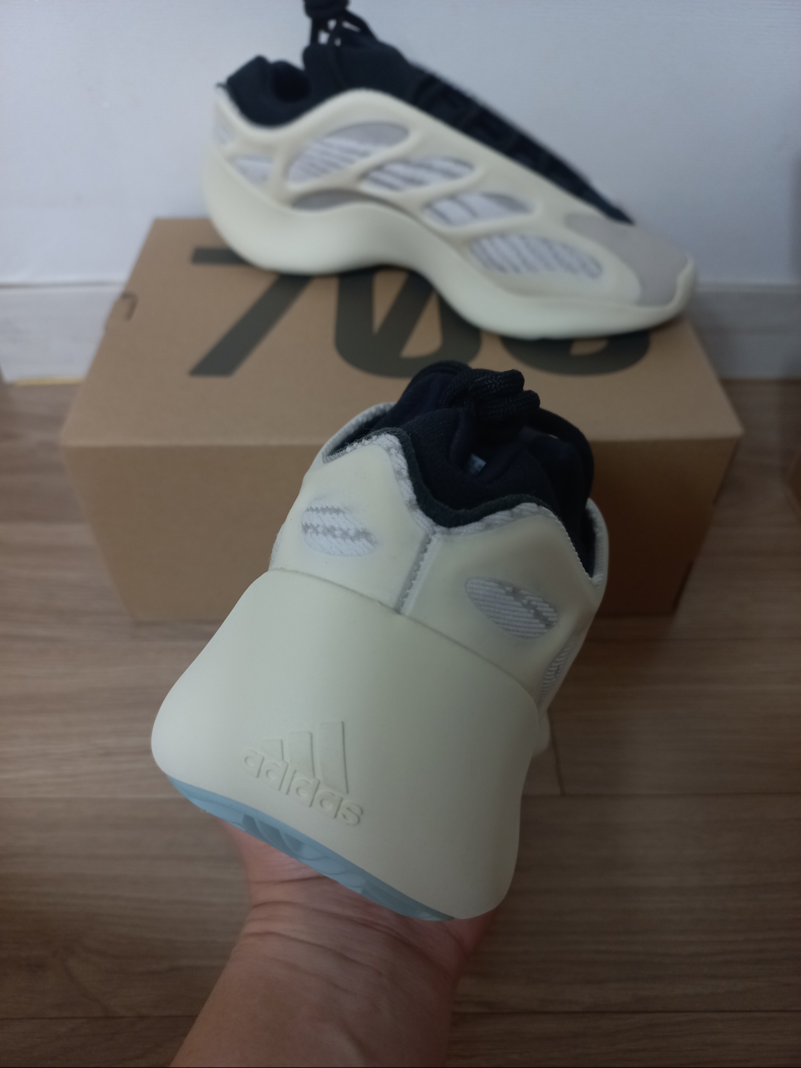 Adidas Yeezy 700 V3 Azael 2022/2023, Adidas Yeezy 700 V3 Azael 2019 착용 스타일 - 2