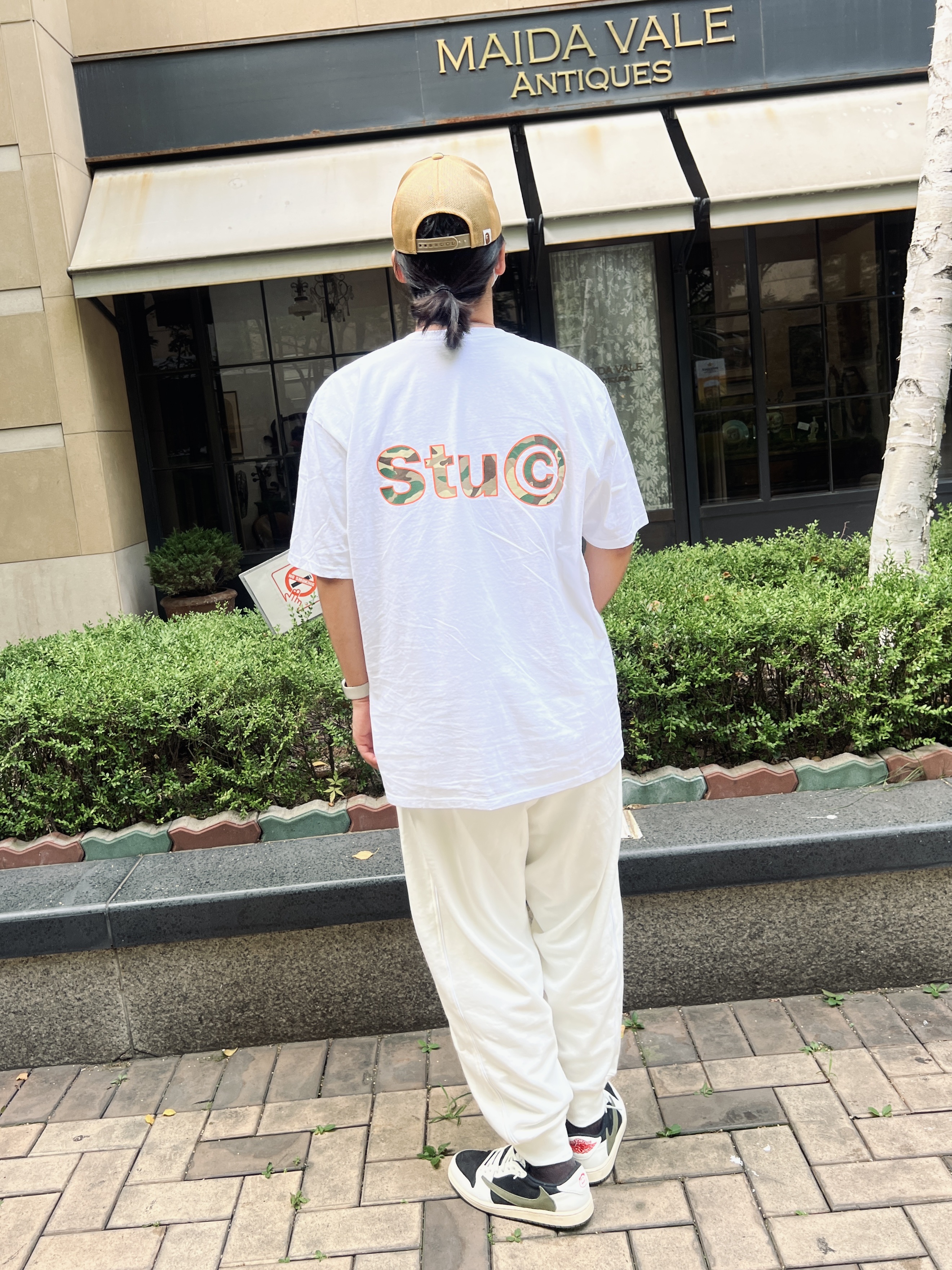 Stussy x BAPE Trucker Cap Yellow, Stussy Stu C. Camo T-Shirt White 착용 스타일 - 3