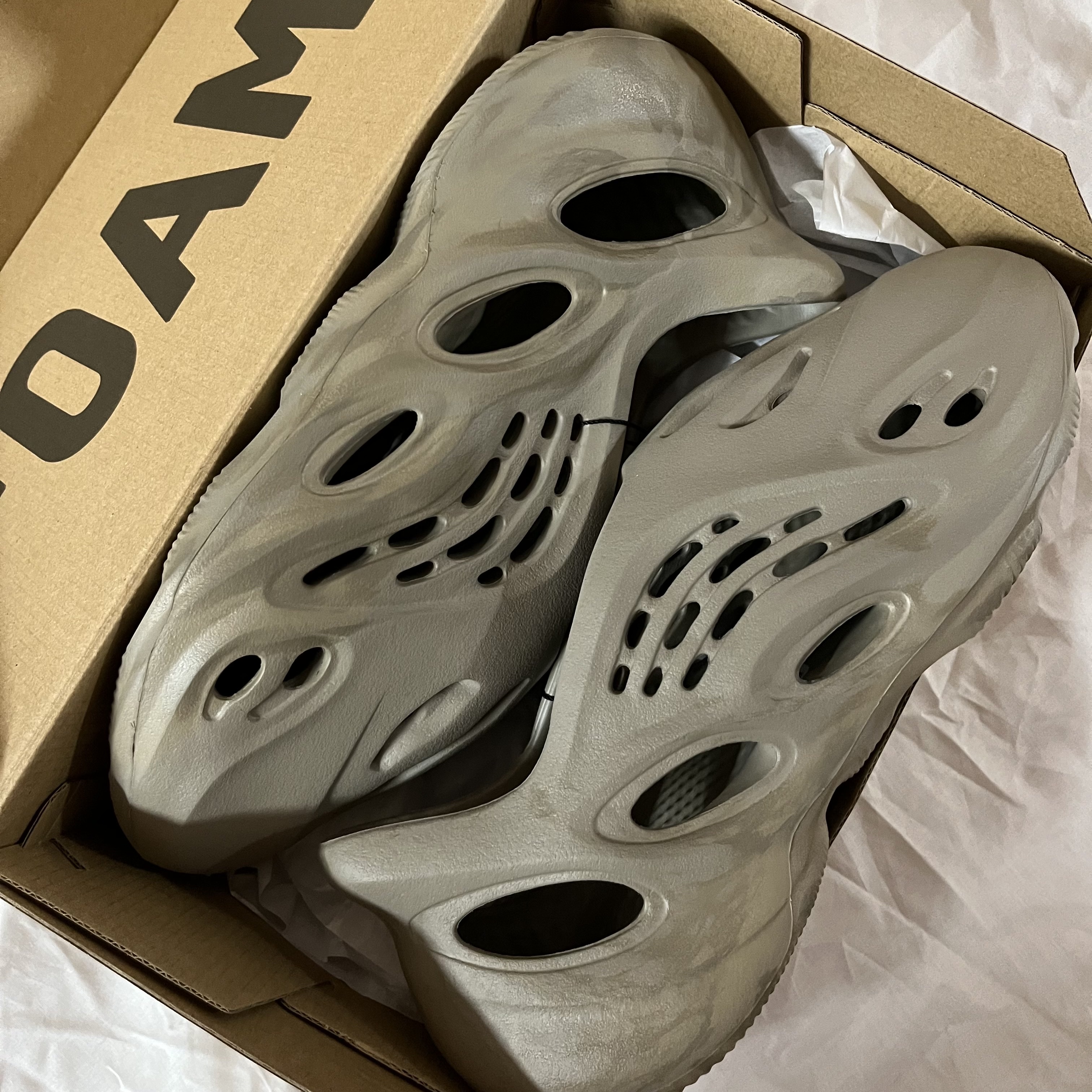 Adidas Yeezy Foam RNNR Stone Sage, Off-White x Amore Pacific Protection Box (Without Cosmetics) 착용 스타일 - 1