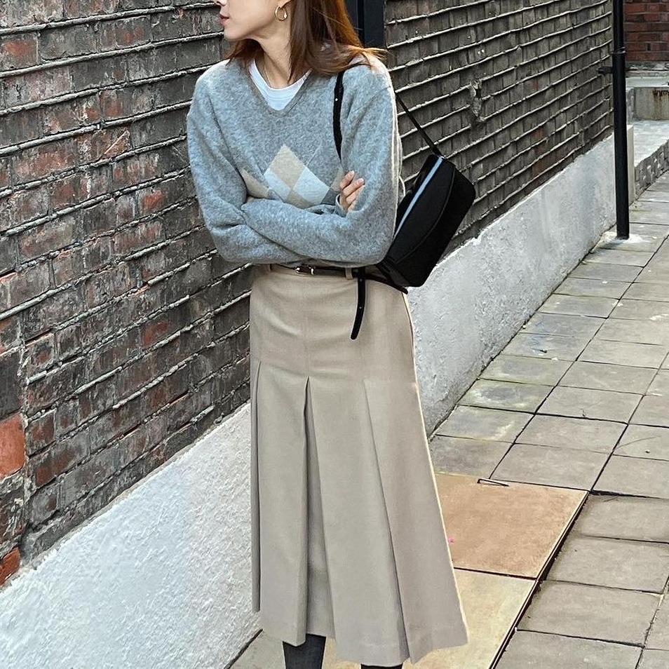 (W) Essentials Long Skirt Sand - 23SS, (W) Thom Browne Super 120 Twill Below The Knee Pleated Skirt Medium Grey 착용 스타일 - 2