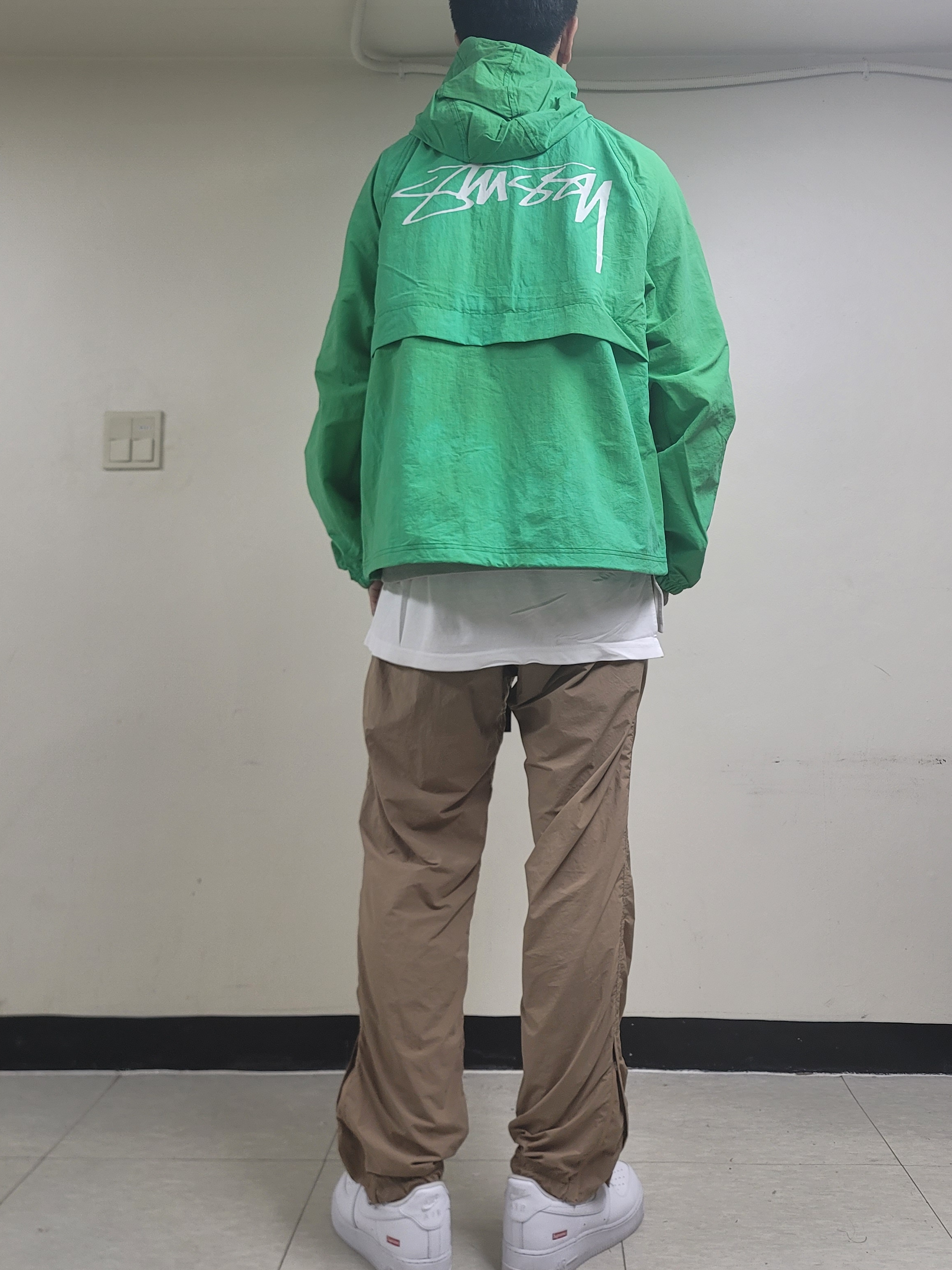Stussy Wave Dye Beach Shell Jacket Green, Nike x Supreme Air Force 1 Low White 착용 스타일 - 2