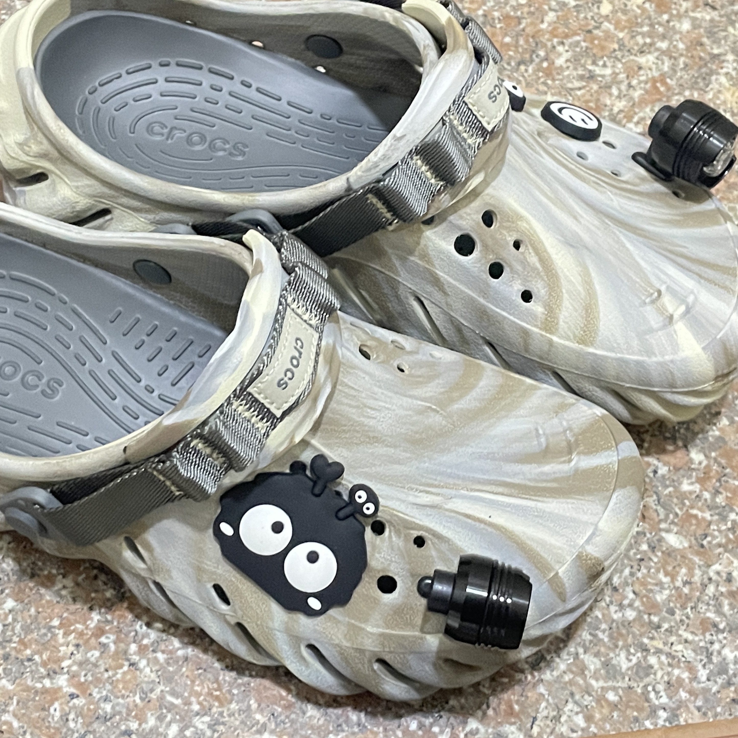 Crocs Echo Marbled Clog Bone Multi 착용 스타일 - 1