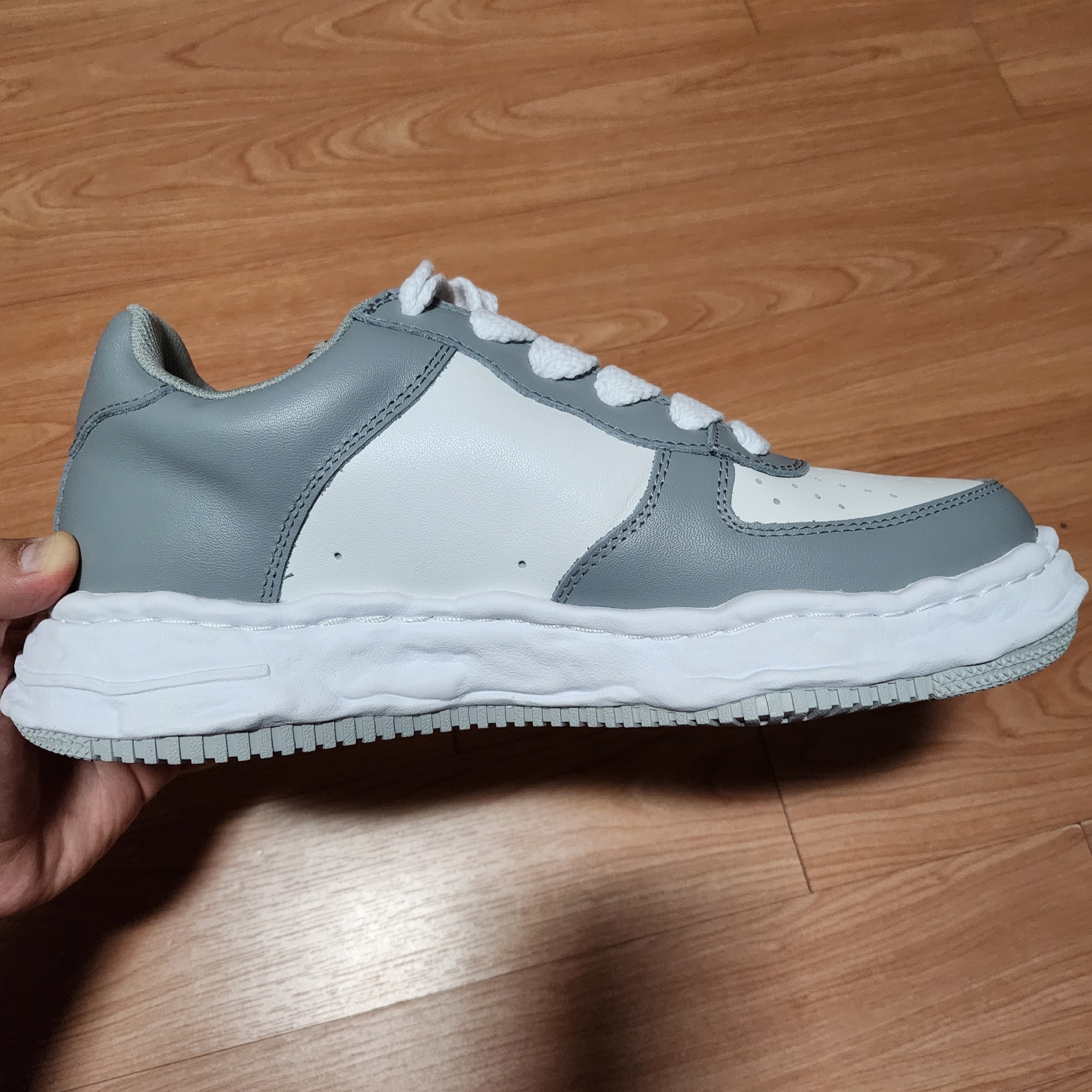Maison Mihara Yasuhiro Wayne OG Sole Leather Low-top Sneakers Gray White 착용 스타일 - 4