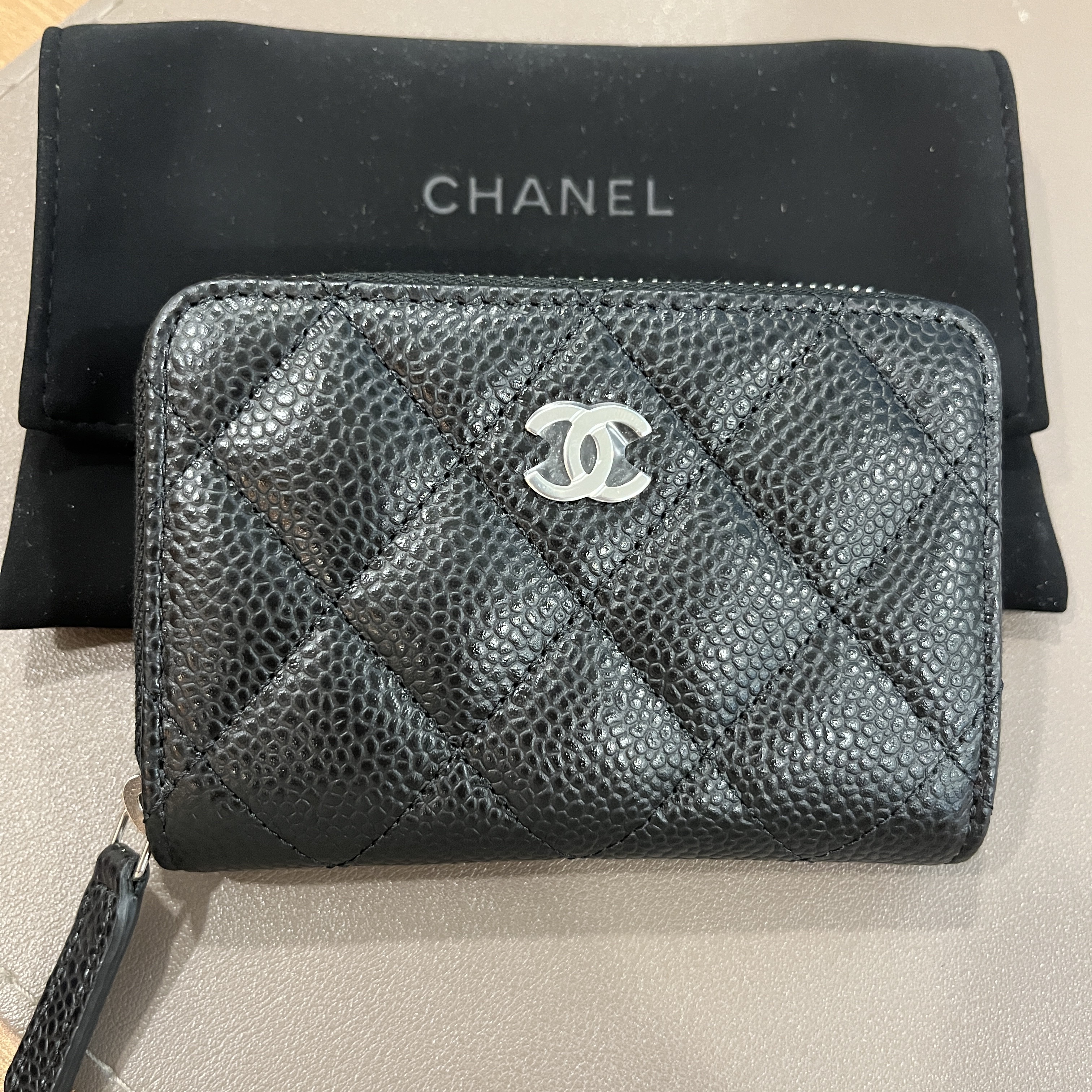 Chanel Classic Zipped Coin Purse Grained Calfskin & Silver Black 착용 스타일 - 2