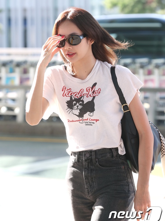 (W) Celine Triomphe 01 Sunglasses in Acetate Black Black 착용 스타일 - 1
