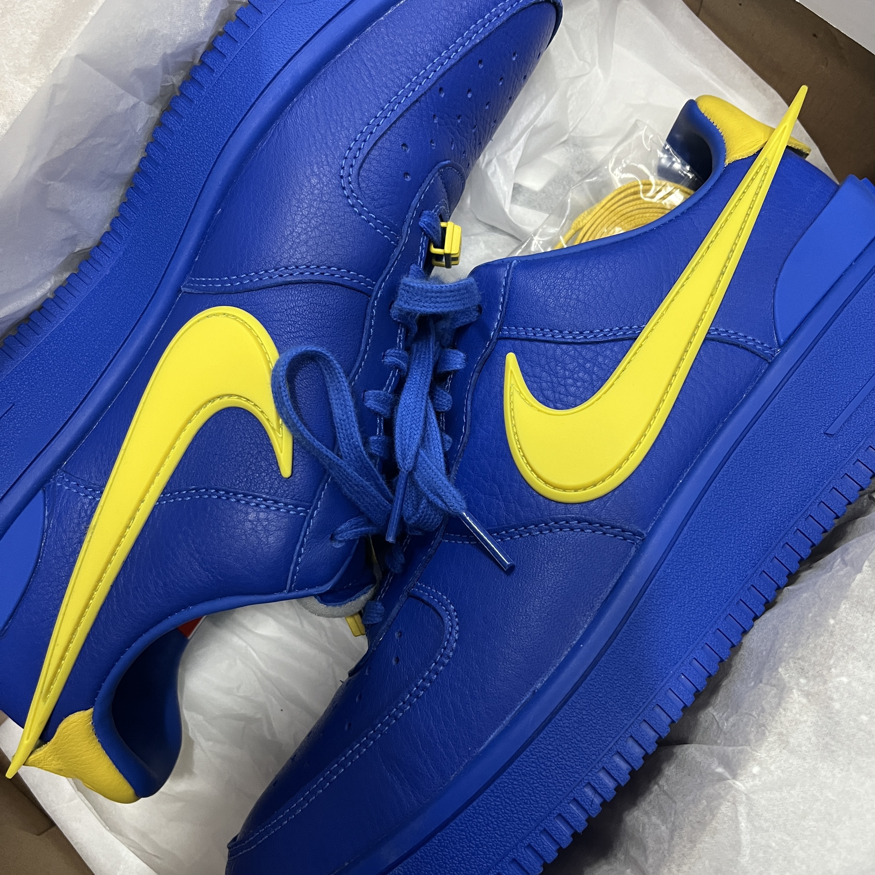Nike x Ambush Air Force 1 Low SP Game Royal and Vivid Sulfur 착용 스타일 - 1