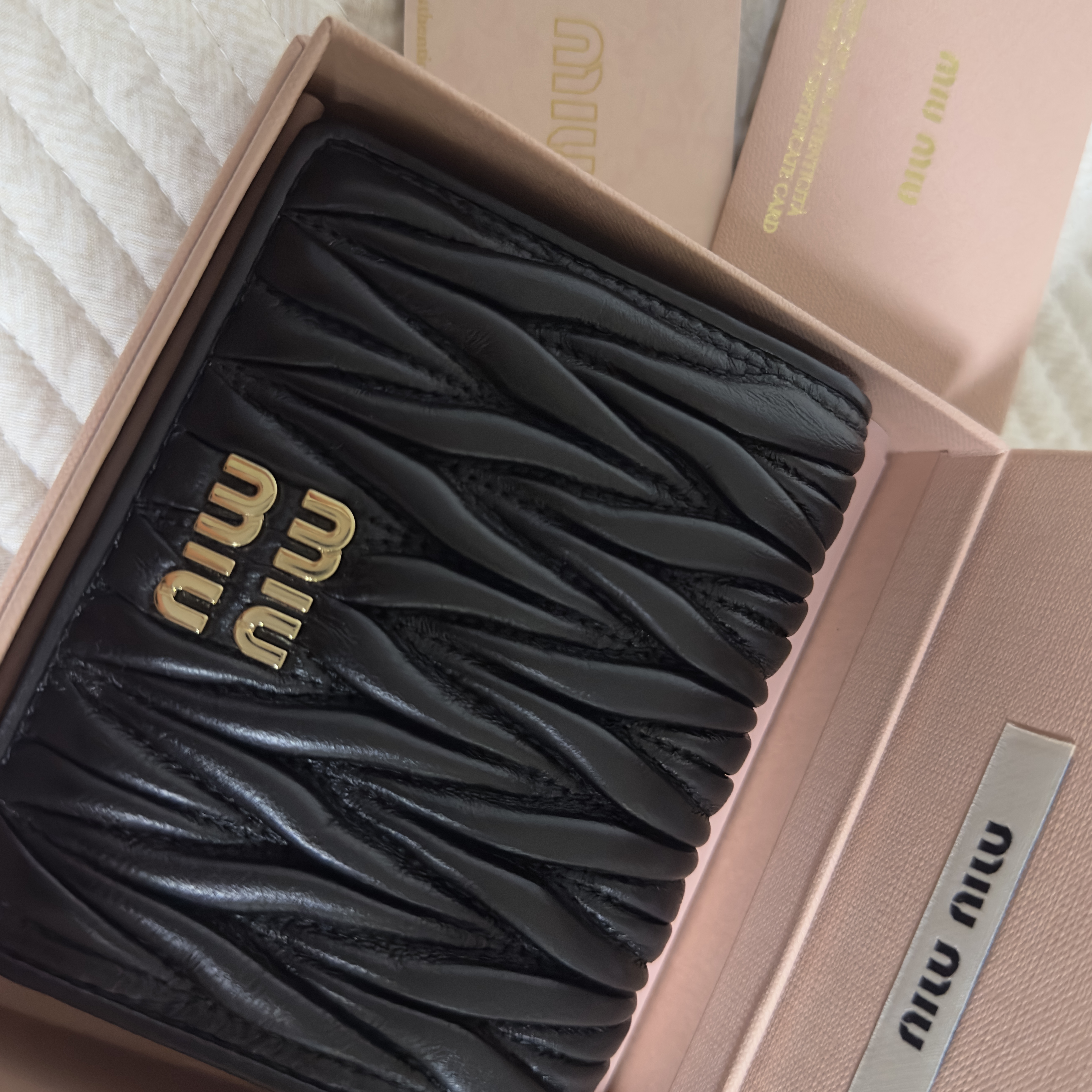 Miu Miu Matelasse Nappa Leather Wallet Black 착용 스타일