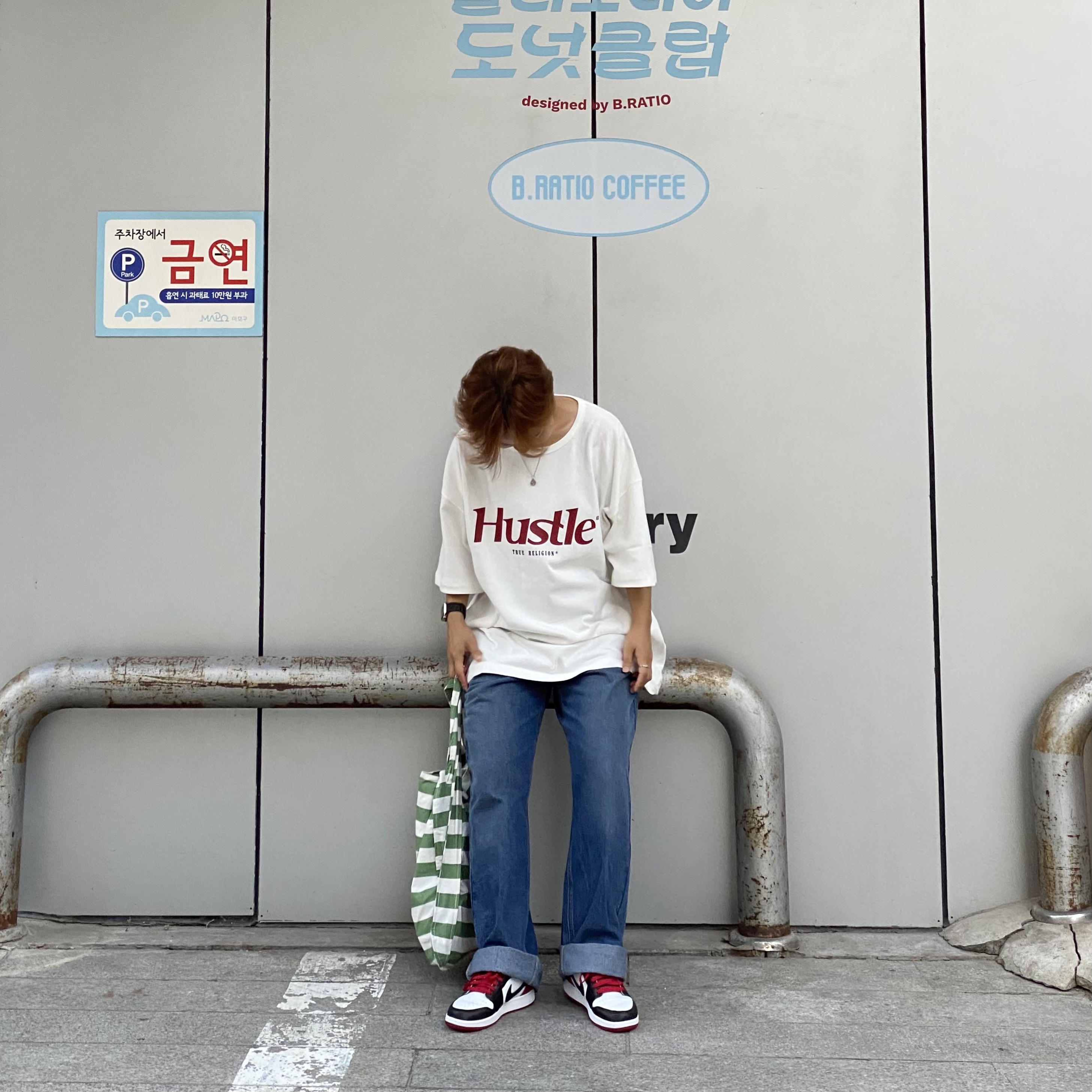 True Religion Hustle T-Shirt White, (GS) Jordan 1 Retro Low OG Black Toe 착용 스타일