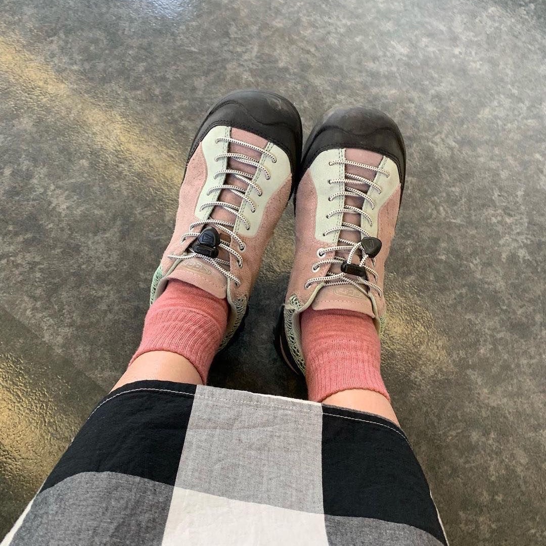 (W) Keen Jasper Rocks SP Sneakers NAC Field, Keen Jasper Suede Sneakers Silver Mink 착용 스타일 - 2