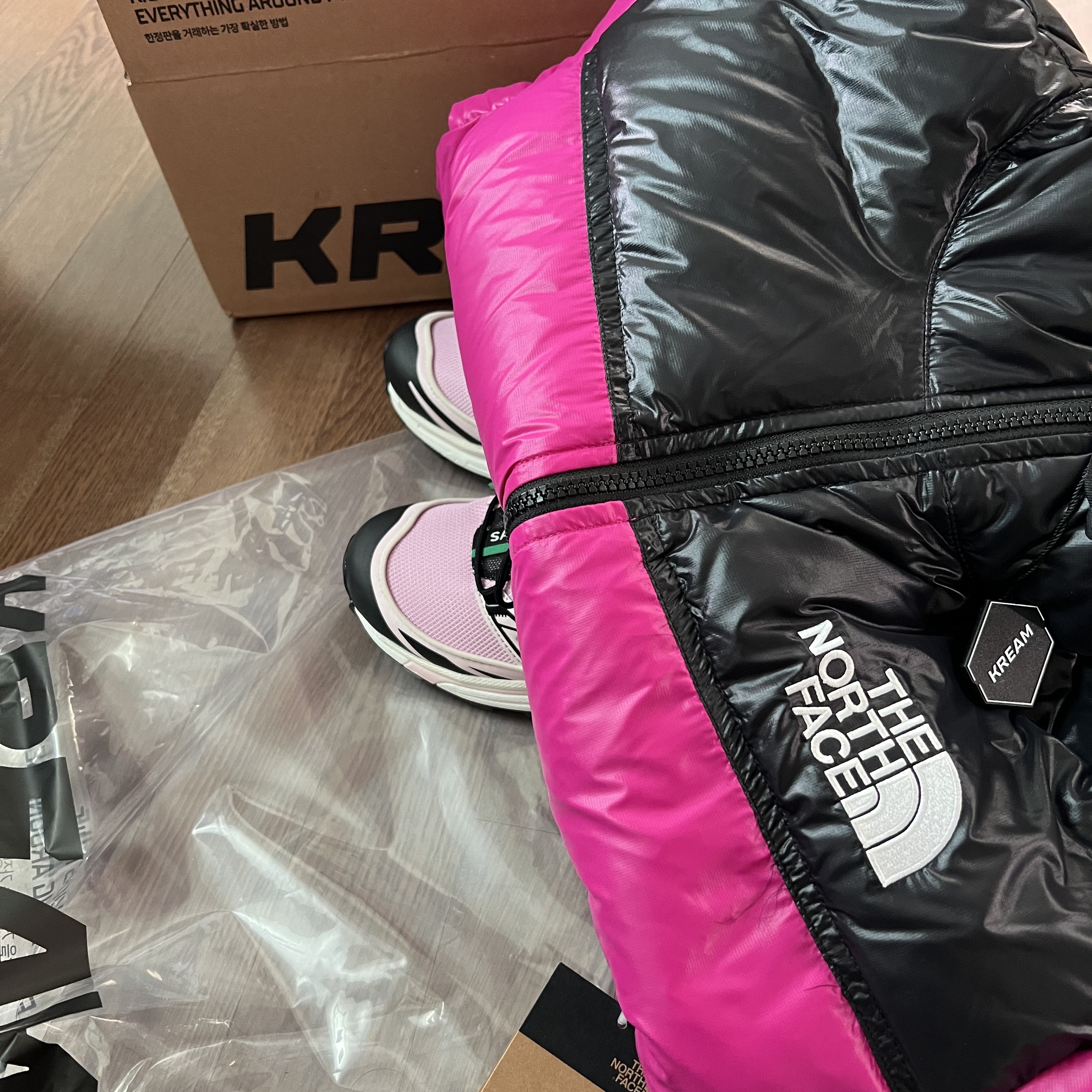 (W) The North Face Nuptse Short Jacket Fuchsia Pink, Salomon x Sandy Liang XT-6 Expanse Cradle Pink 착용 스타일