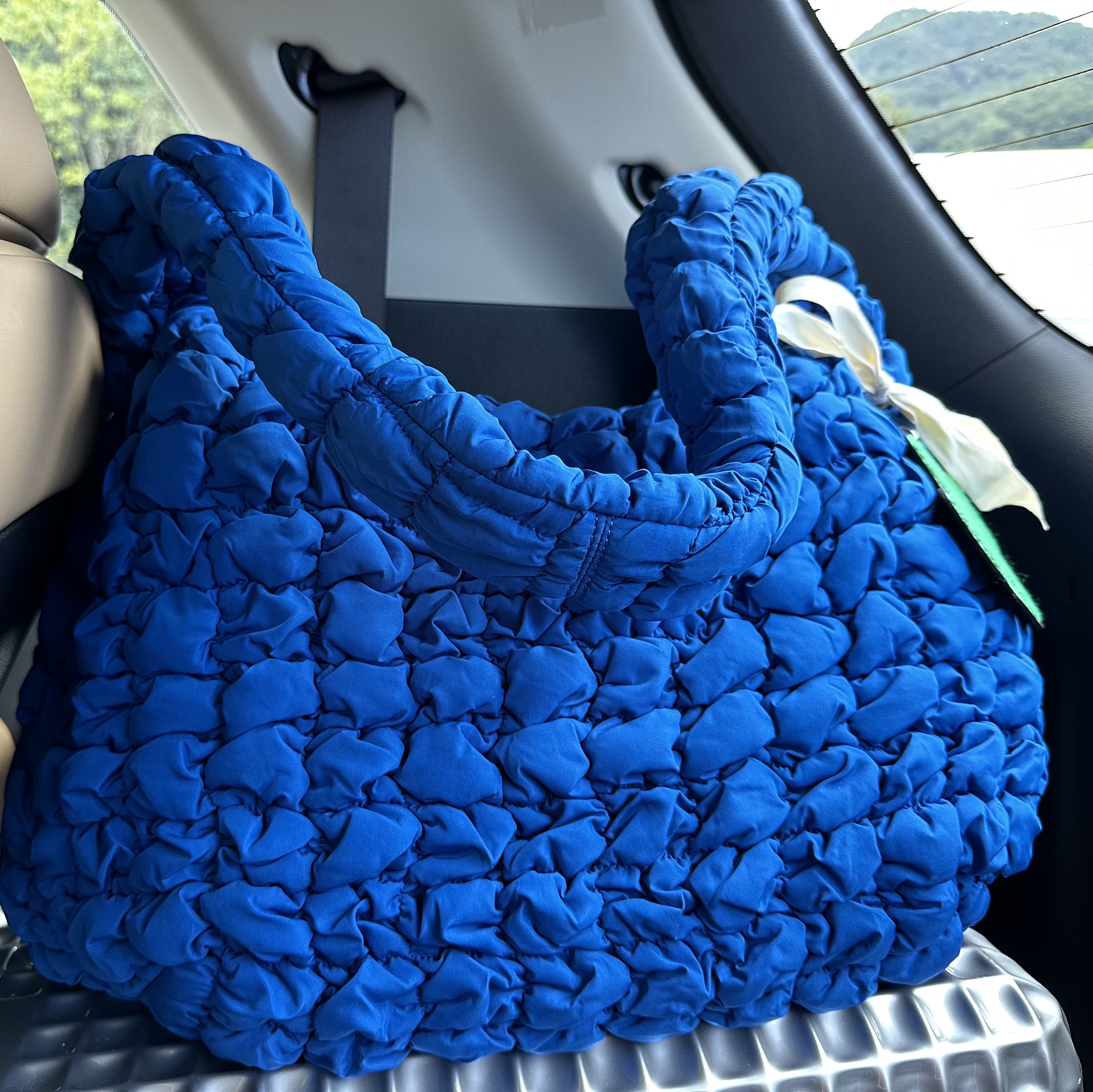COS Quilted Oversized Shoulder Bag Blue 착용 스타일