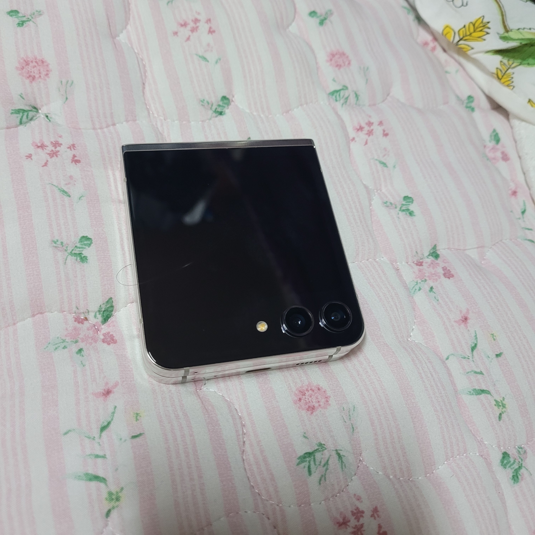 Samsung Galaxy Z Flip5 256GB Cream (Korean Ver.) 착용 스타일 - 1