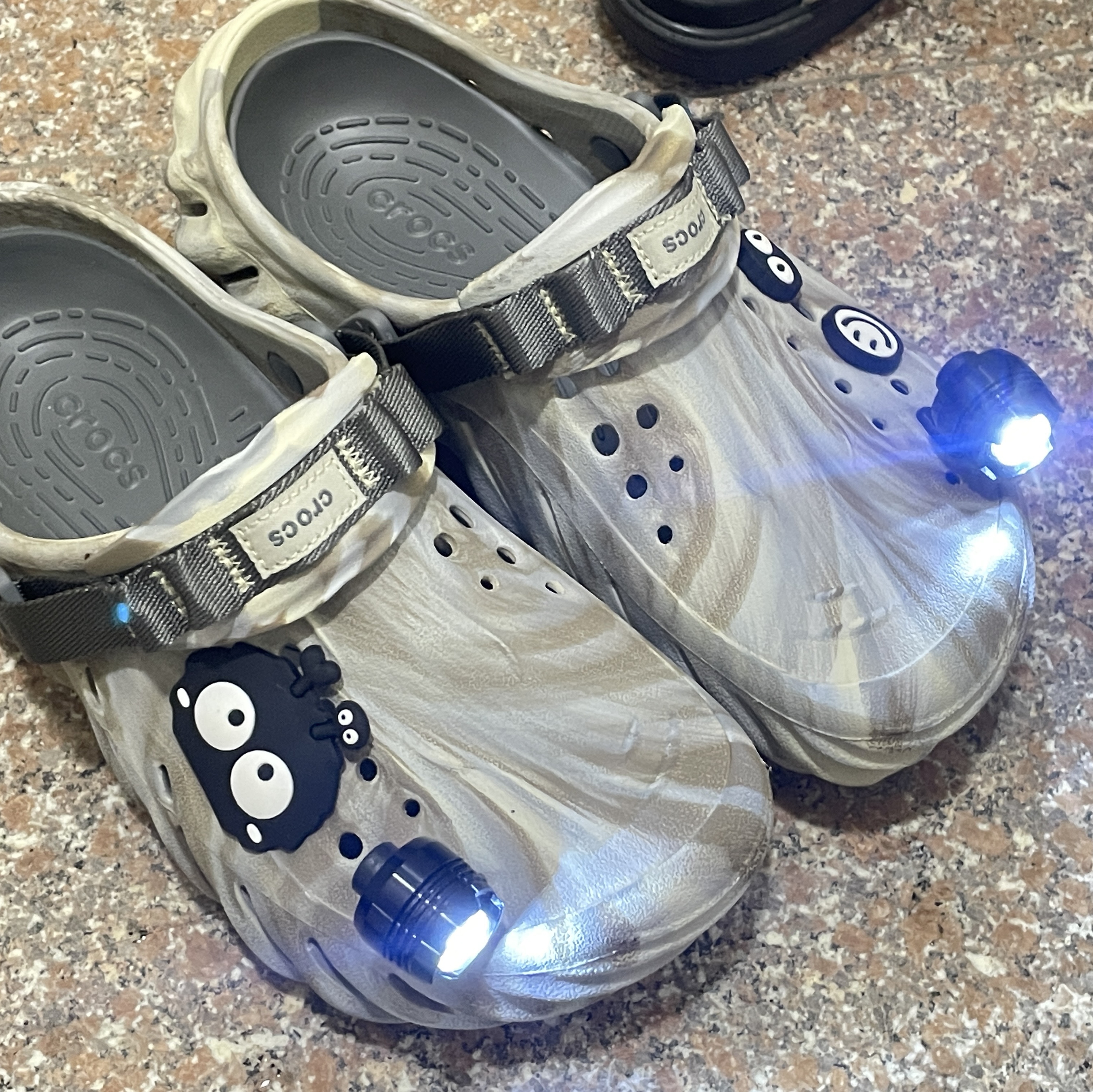 Crocs Echo Marbled Clog Bone Multi 착용 스타일 - 2