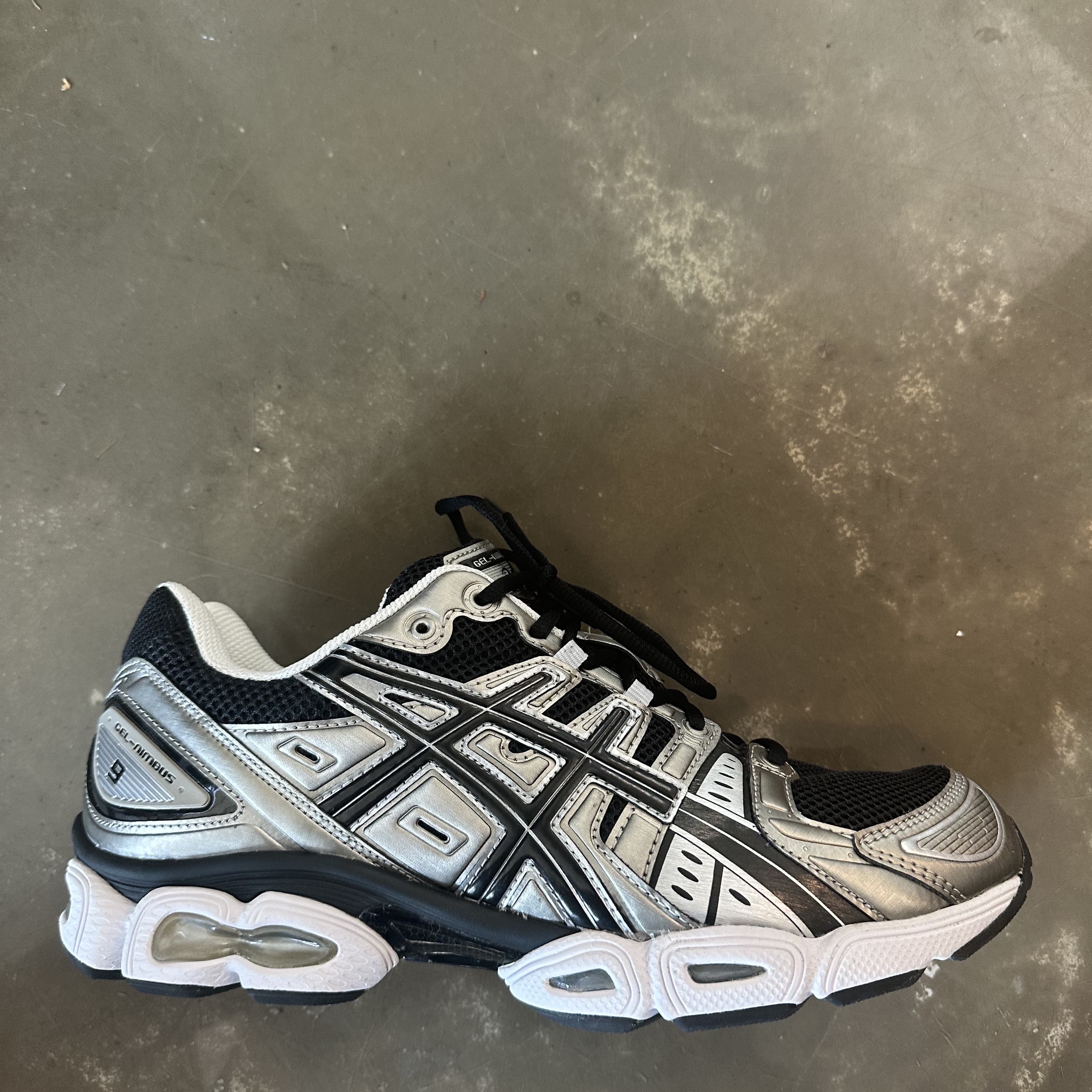 Asics Gel-Nimbus 9 Frosted Almond Black 착용 스타일 - 2