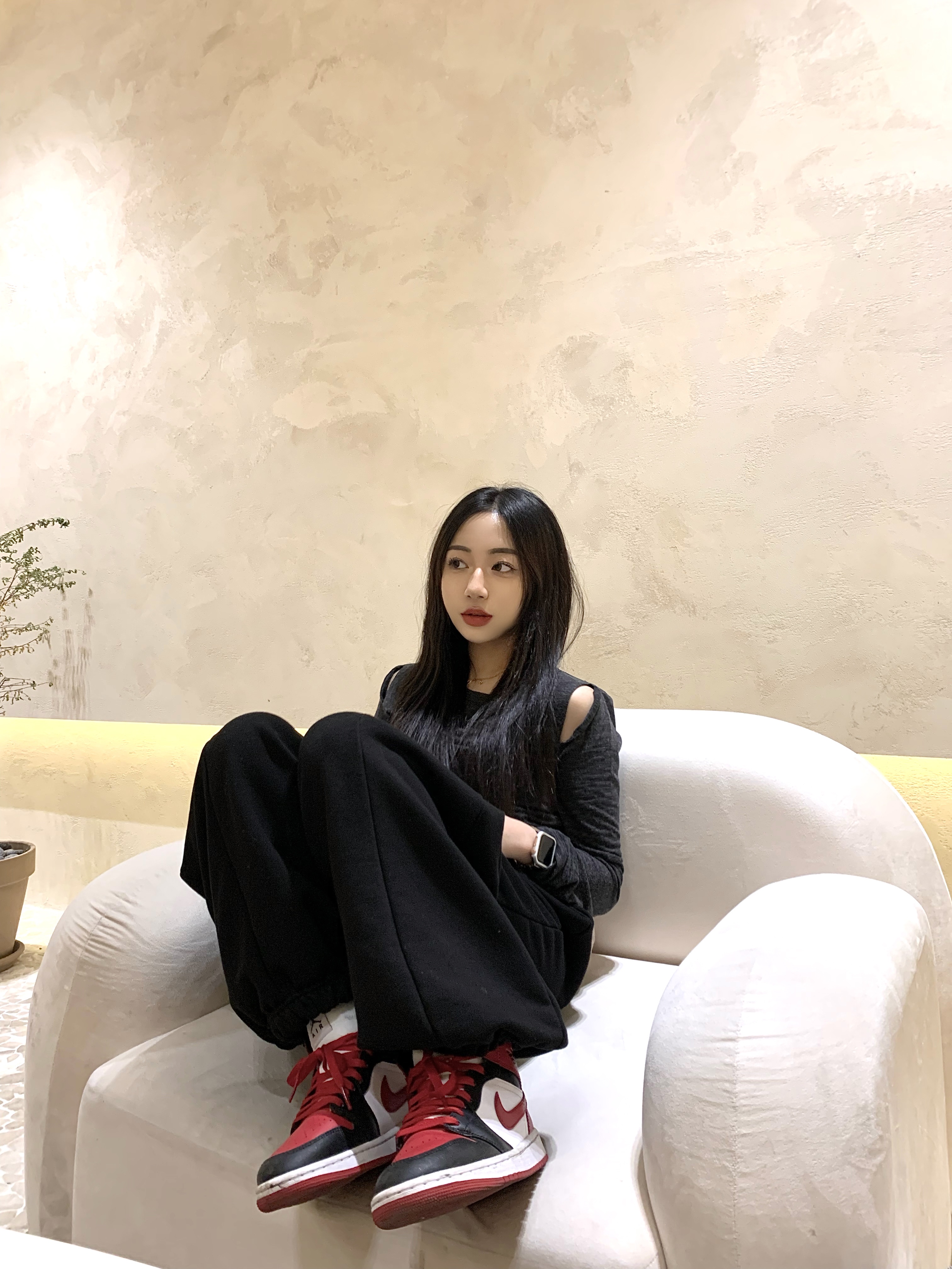 (W) Jordan 1 Mid Black and Gym Red 착용 스타일 - 2