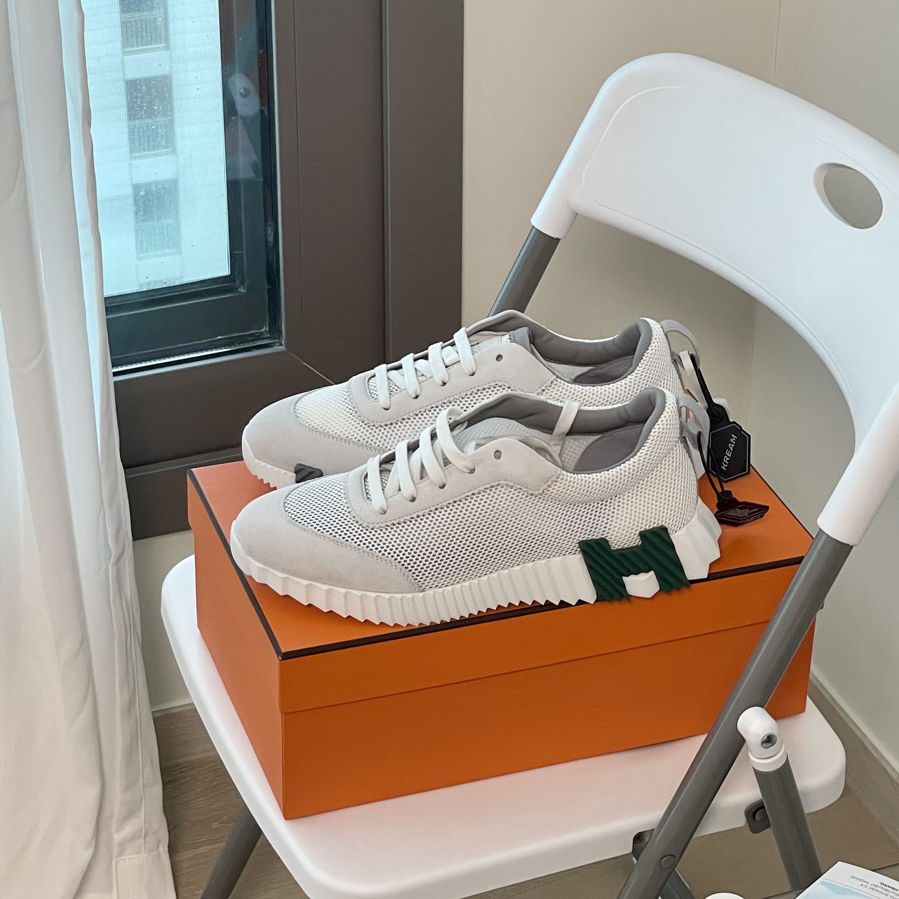 Hermes Bouncing Sneakers Mesh Suede Goatskin & Multicolore Blanc, Hermes Bouncing Sneakers Canvas Suede Goatskin & Blanc Orange 착용 스타일 - 1