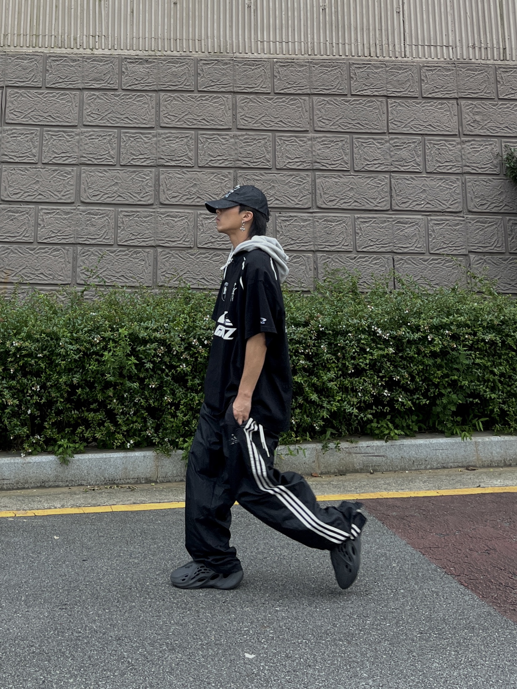 Adidas Yeezy Foam RNNR Onyx 착용 스타일 - 1
