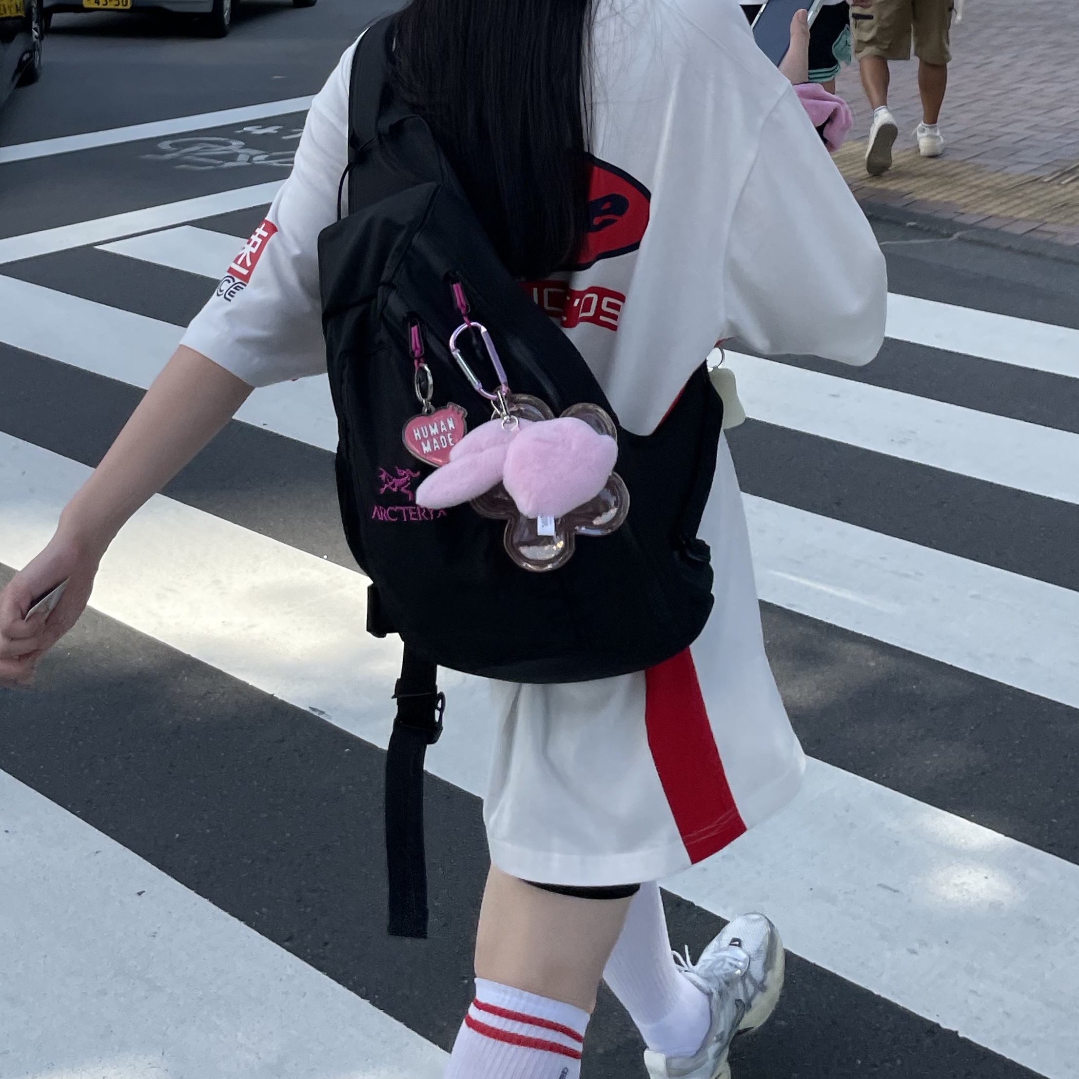 Palace Racy T-Shirt White - 23SS, Arc'teryx System A Quiver Crossbody Pack Black Ultra Violet 착용 스타일 - 2