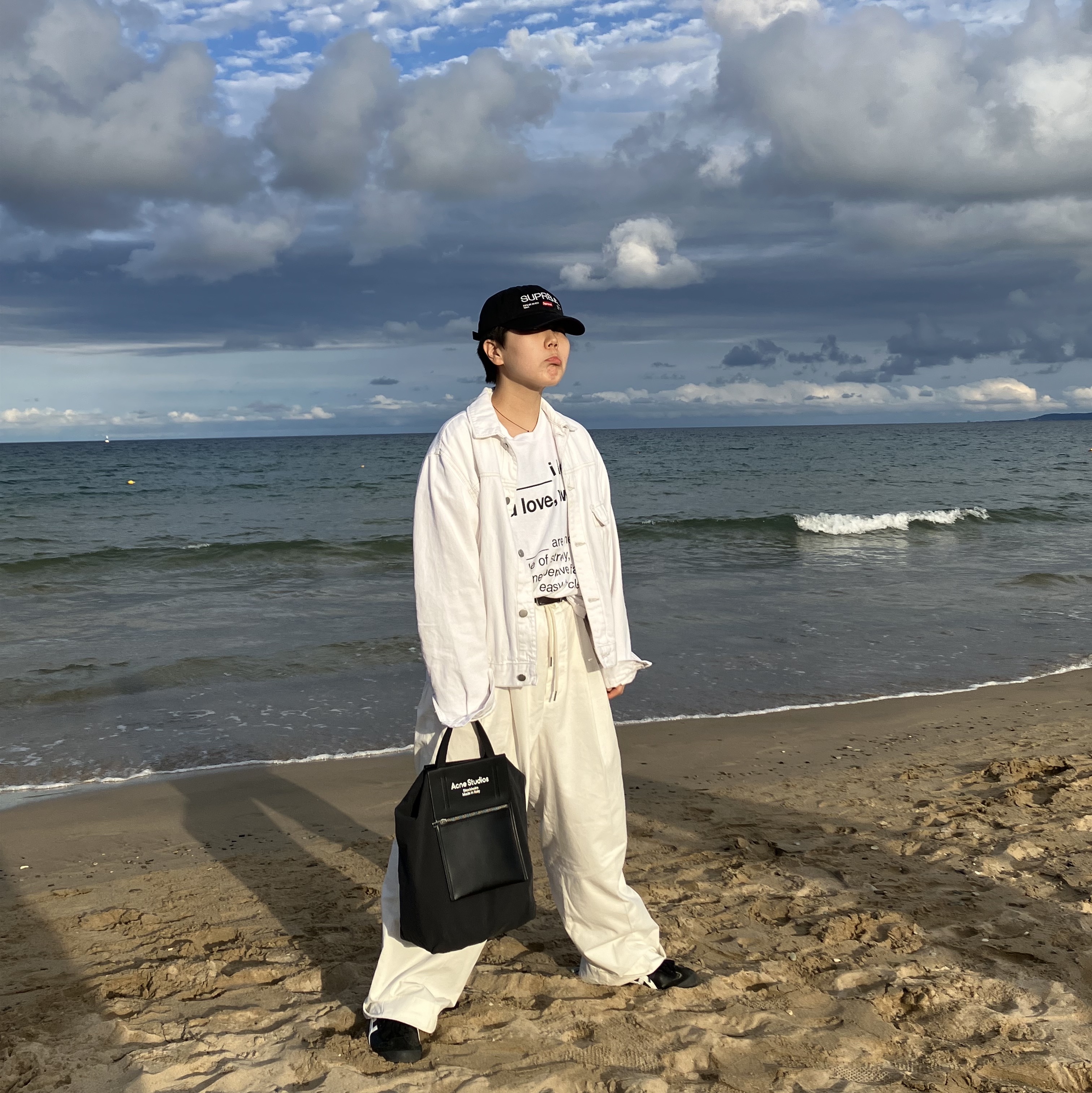 Acne Studios Baker Out Medium Tote Bag Black, Supreme Est. 1994 6-Panel Black - 21FW 착용 스타일 - 2