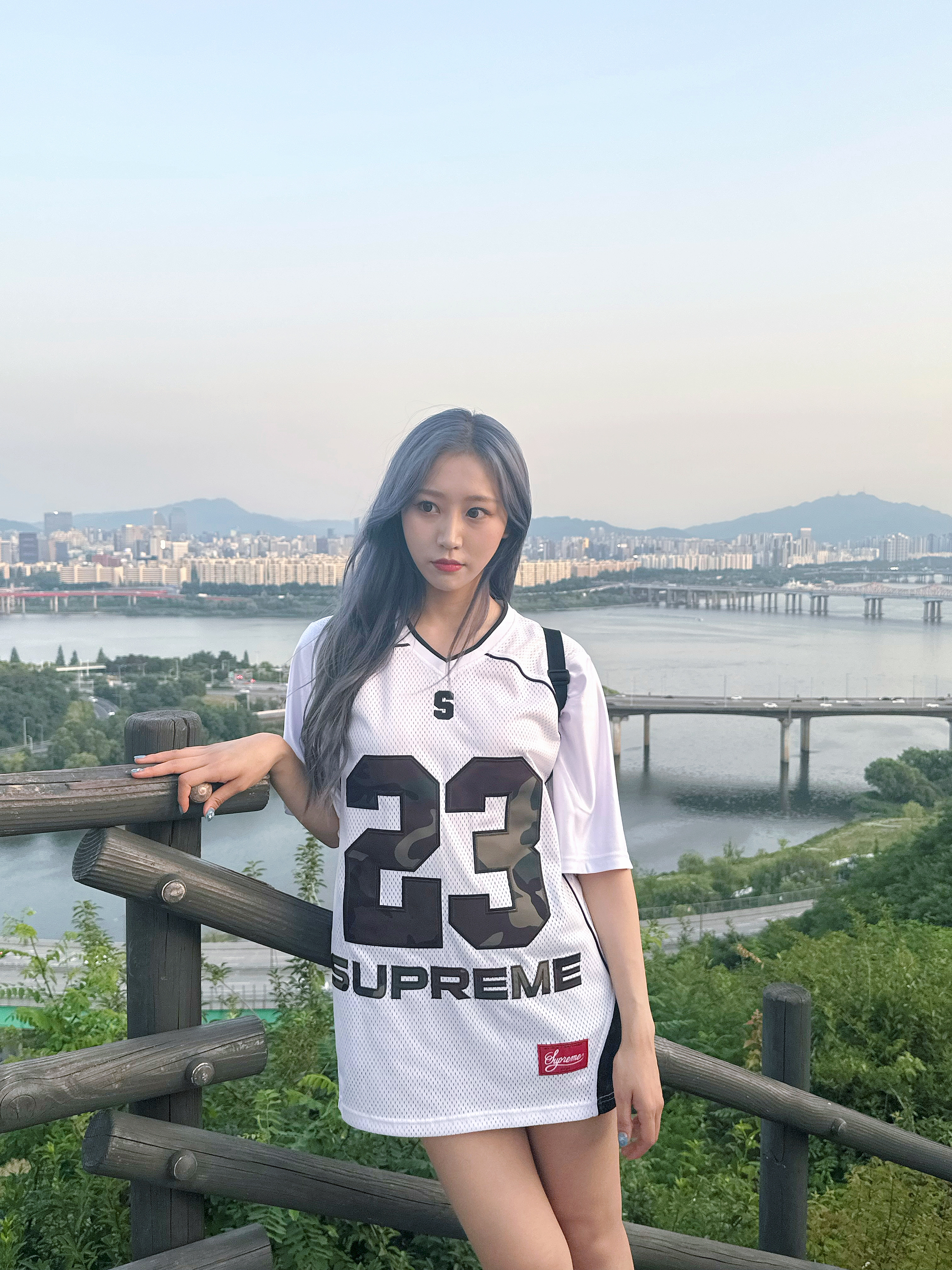 Supreme Perfect Season Football Jersey White - 23SS, Supreme Mesh Small Backpack Black - 23SS 착용 스타일 - 3