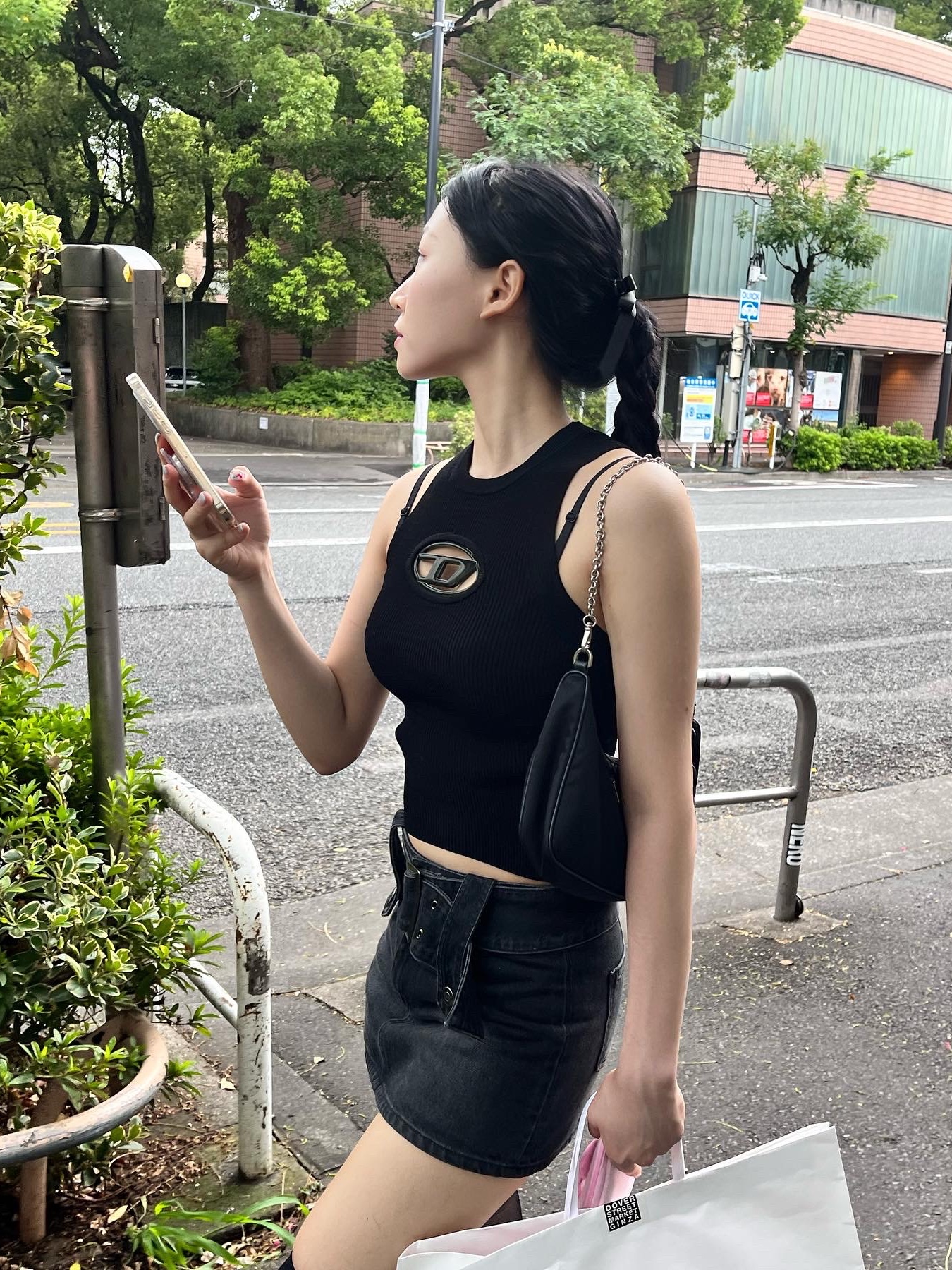 (W) Diesel M-Onerva-Top Cut-Out Knit Top with Logo Plaque Black Black, Prada Re-Edition 2005 Re-Nylon Shoulder Bag Black 착용 스타일 - 2