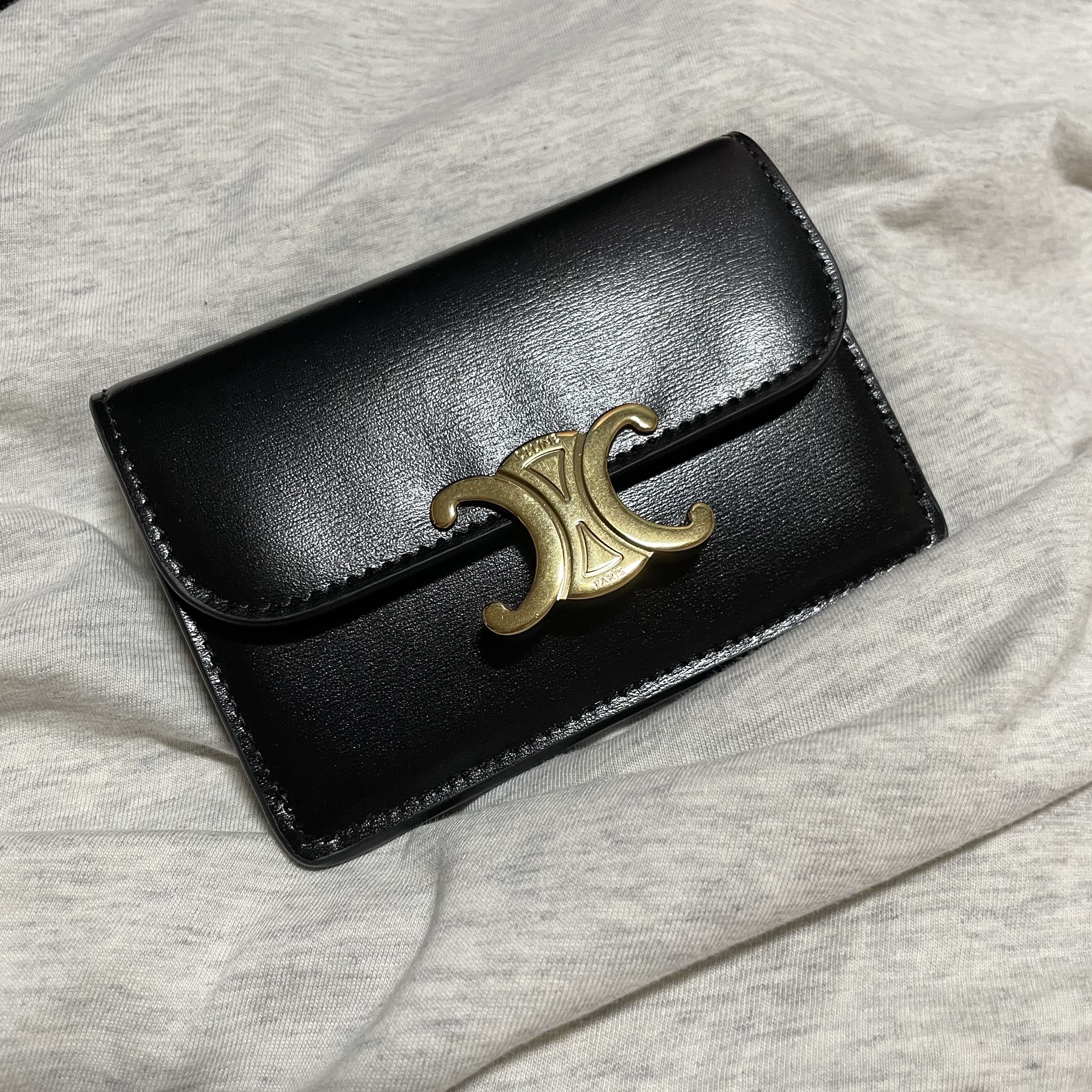 Celine Card Holder with Flap in Shiny Calfskin Black 착용 스타일 - 1