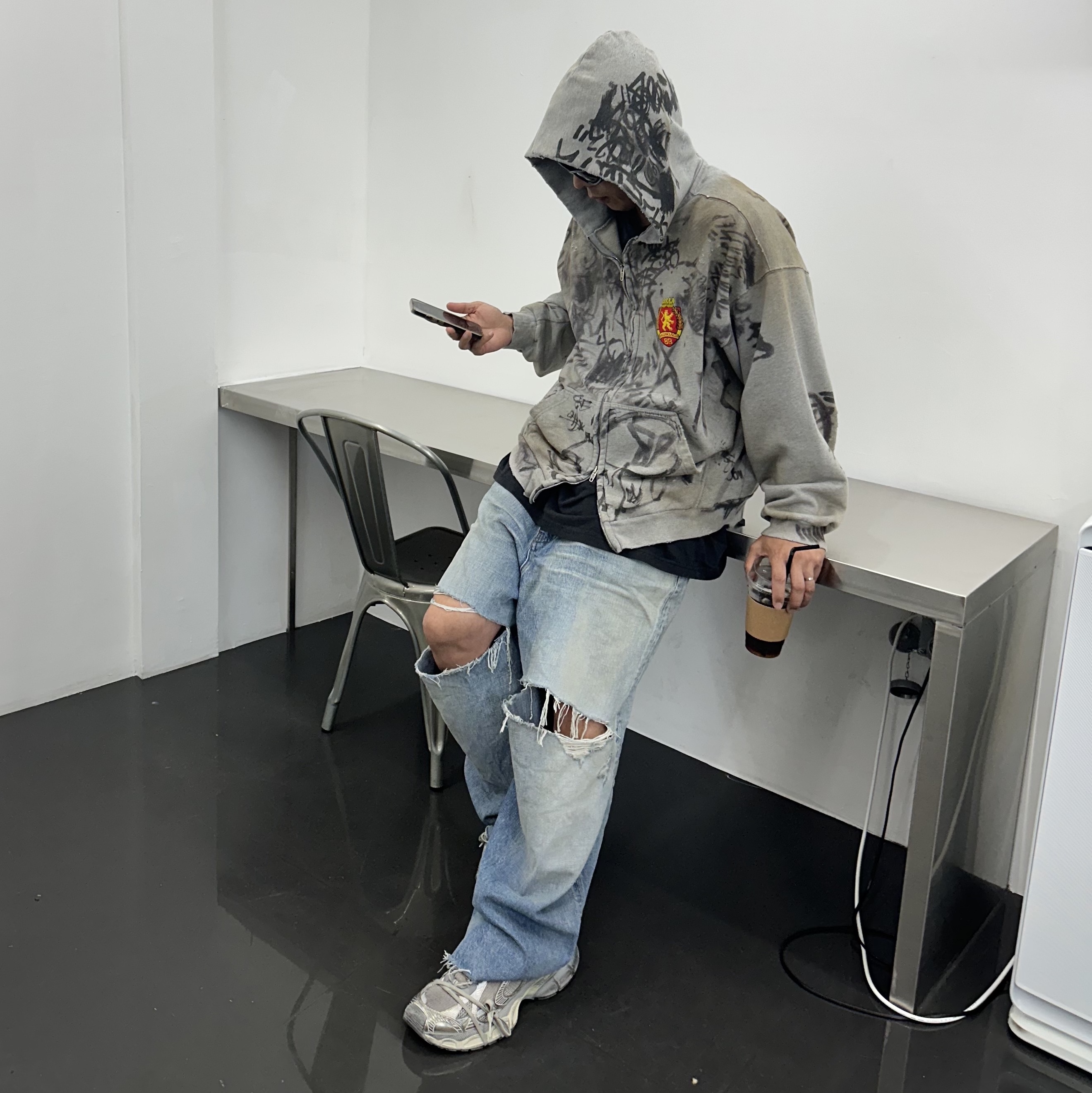 Balenciaga Skater Graffiti Zip-Up Hoodie Heather Grey 착용 스타일
