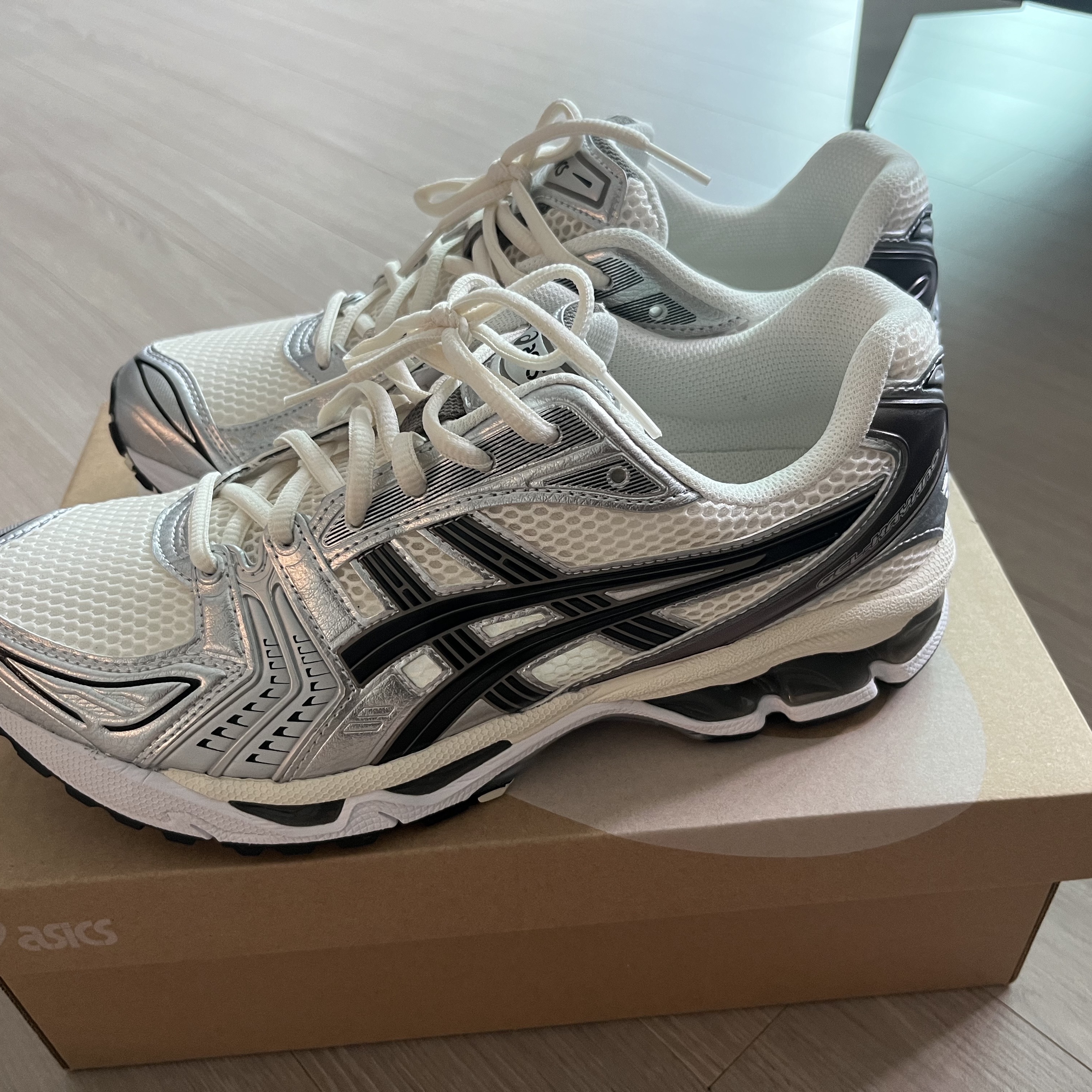 Asics Gel-Kayano 14 Cream Black 착용 스타일