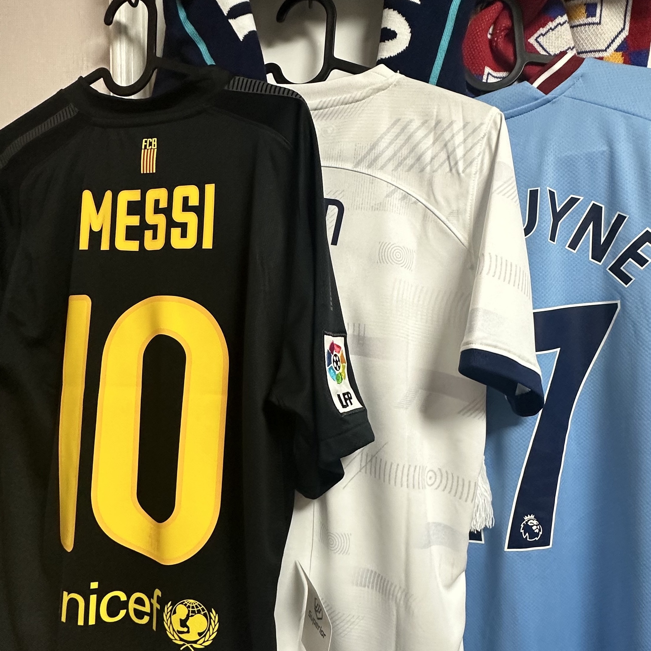 Nike Tottenham Hotspur 2023/24 Dri-Fit Stadium Home Jersey White (Non Marking Ver.), Puma Manchester City 2022/23 Home Jersey Team Light Blue (Non Marking Ver.) 착용 스타일 - 1