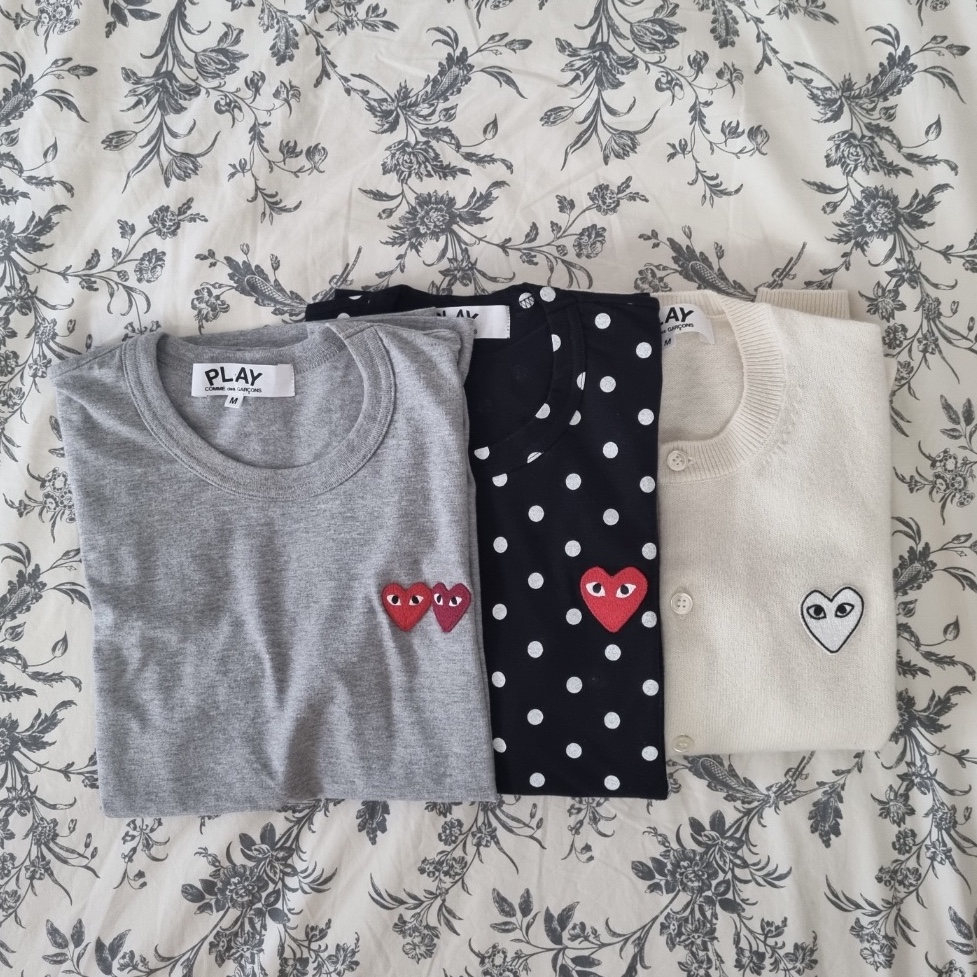 (W) Play Comme des Garcons Polka Dot T-Shirt Black White, (W) Play Comme des Garcons Double Heart T-Shirt Grey 착용 스타일
