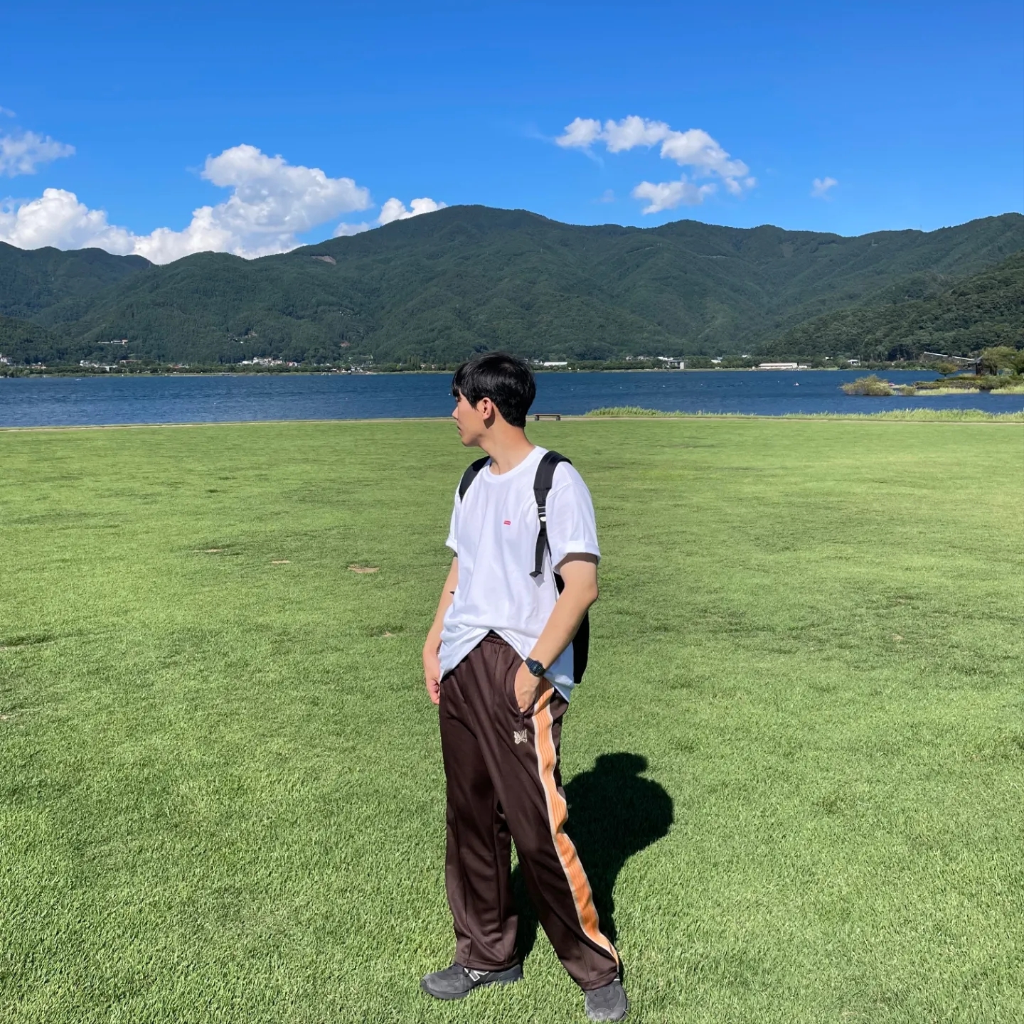 Supreme Small Box T-Shirt White, New Balance x Comme des Garcons Junya Watanabe Man 574 Suede Grey Off White 착용 스타일 - 4