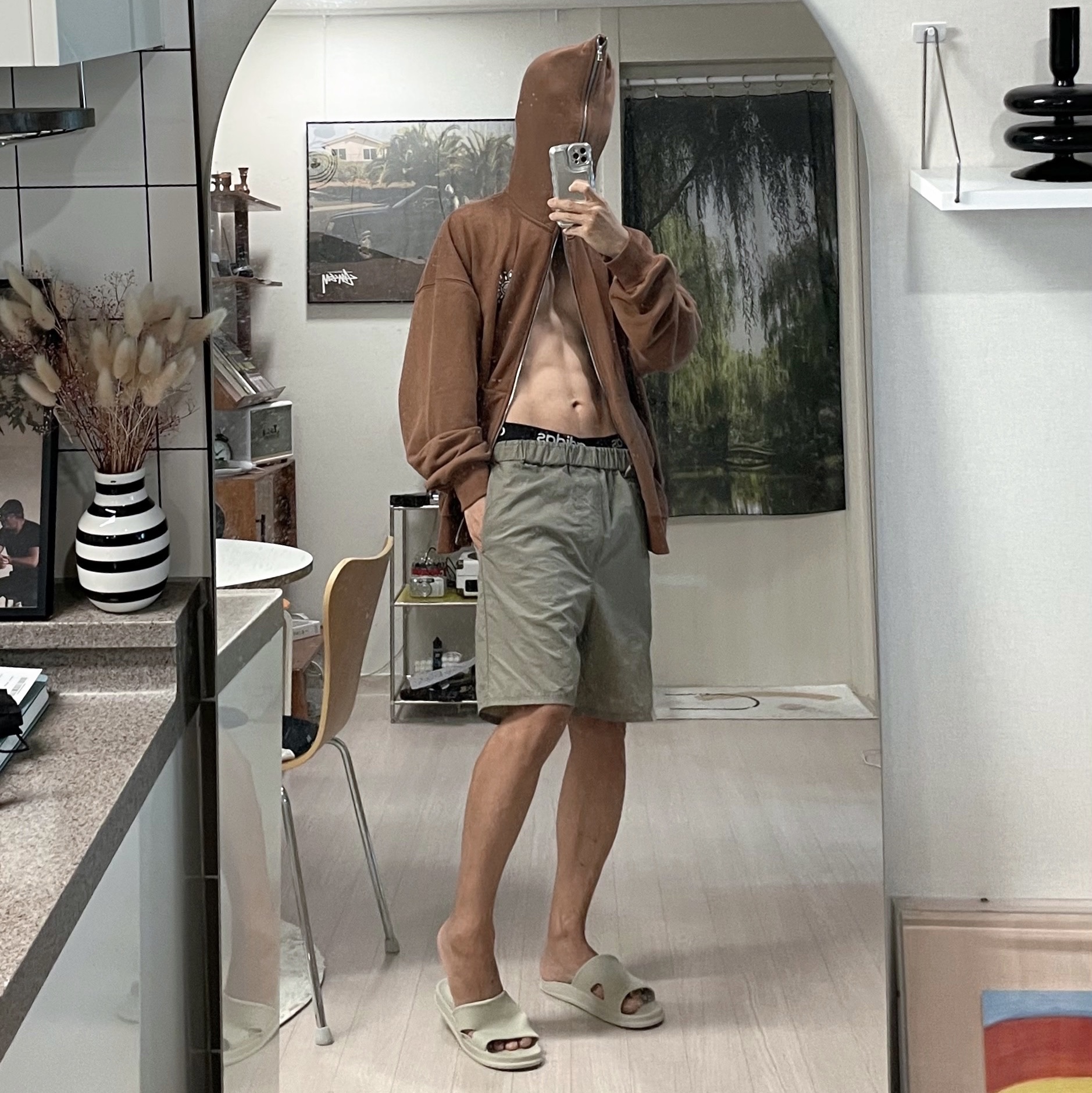 Adidas Yeezy Foam RNNR Clay Taupe 착용 스타일 - 5