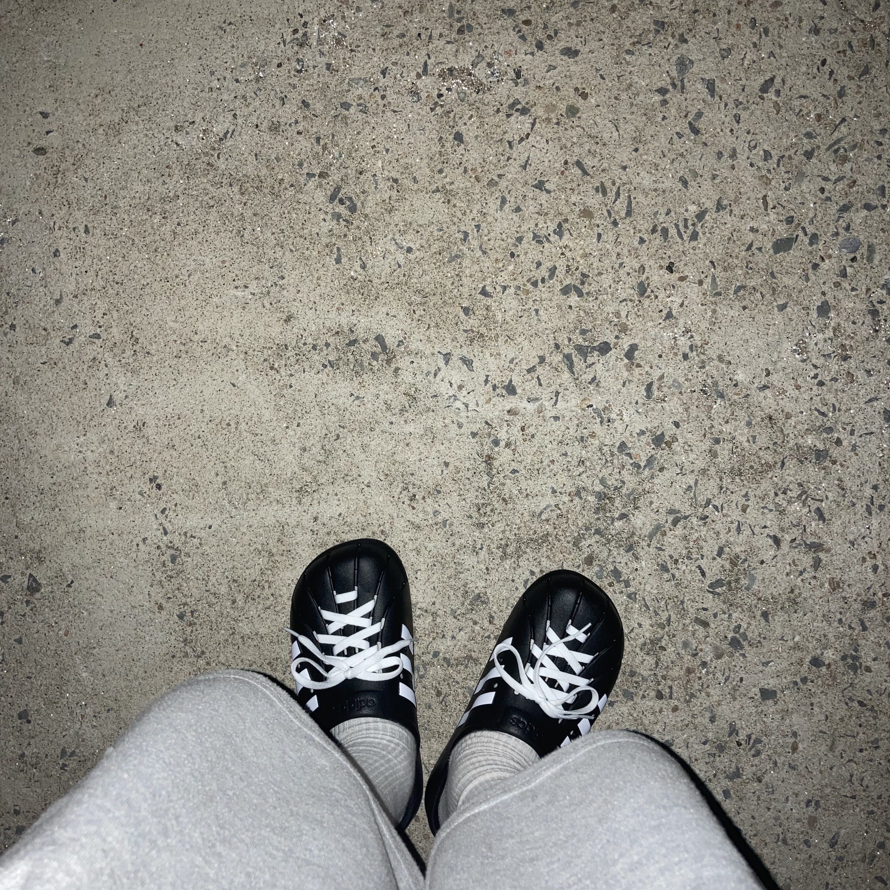 Adidas Adilette Clog Black White 착용 스타일