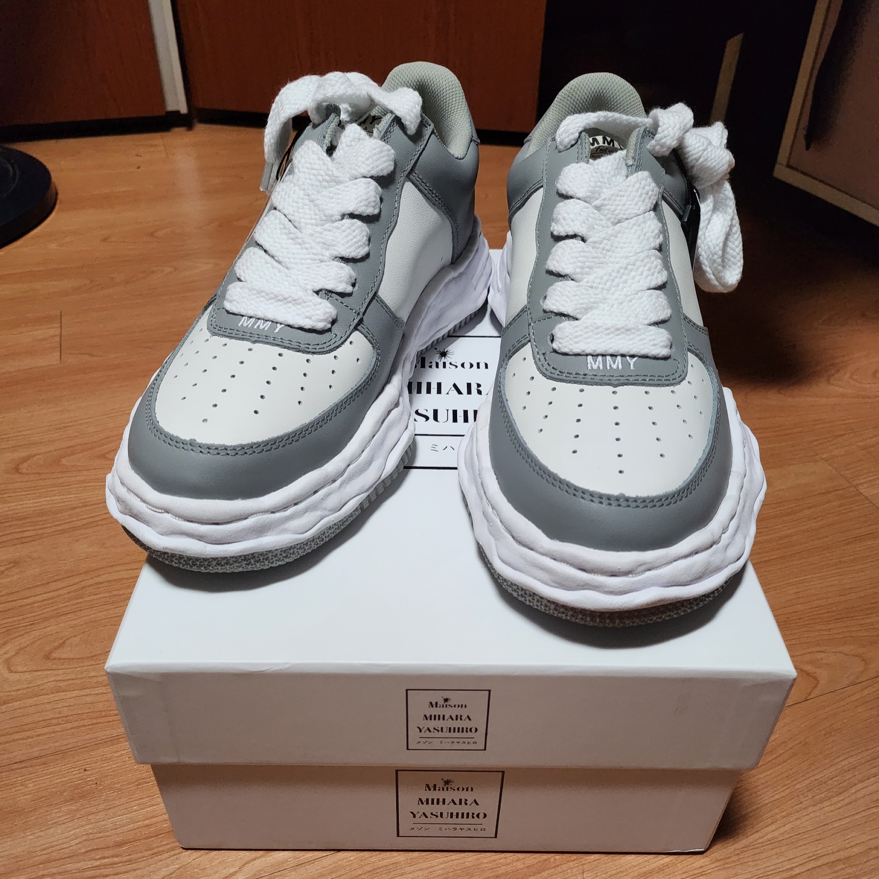 Maison Mihara Yasuhiro Wayne OG Sole Leather Low-top Sneakers Gray White 착용 스타일 - 2